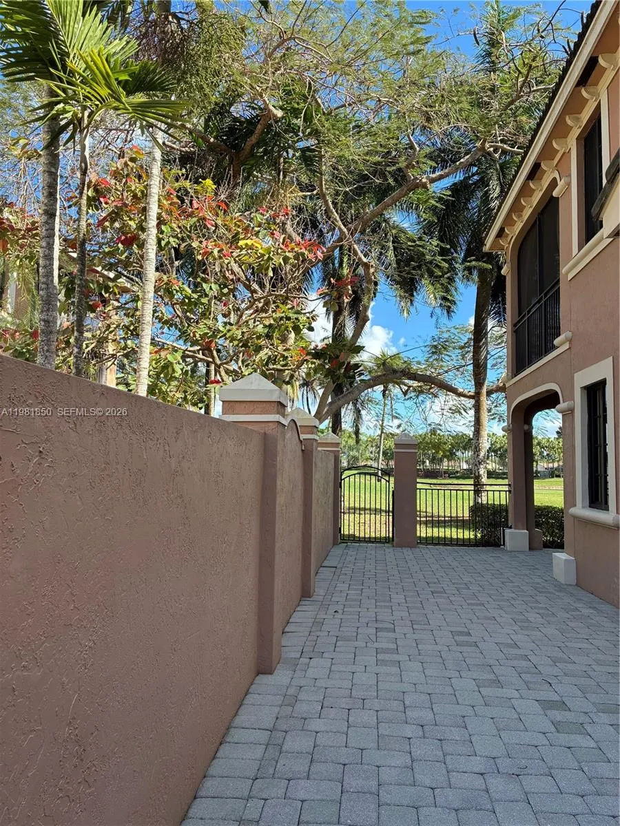 2757 Center Ct Dr 1-20, Weston, Florida 33332, Weston, Florida 33332, 3 Bedrooms Bedrooms, ,2 BathroomsBathrooms,Residential Lease,For Rent,2757 Center Ct Dr 1-20, Weston, Florida 33332,A11981850