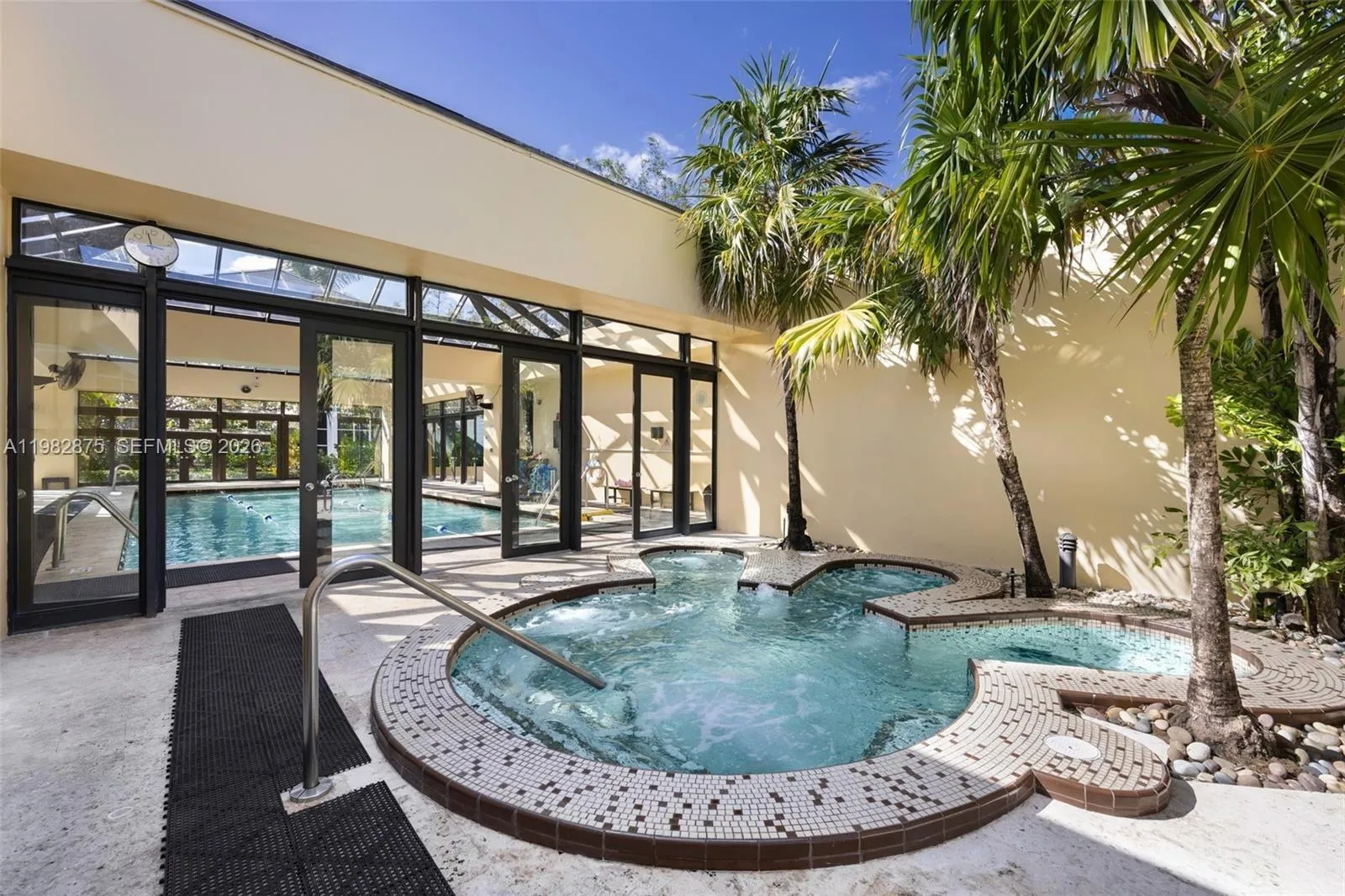 Spa outdoor jacuzzi, cold-plunge area