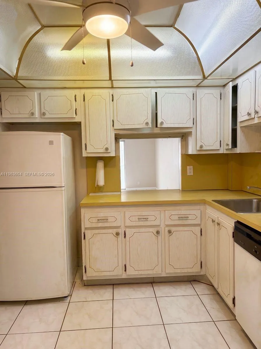 410 Se 2nd St 102, Hallandale Beach, Florida 33009, Hallandale Beach, Florida 33009, 2 Bedrooms Bedrooms, ,2 BathroomsBathrooms,Residential,For Sale,410 Se 2nd St 102, Hallandale Beach, Florida 33009,A11983604
