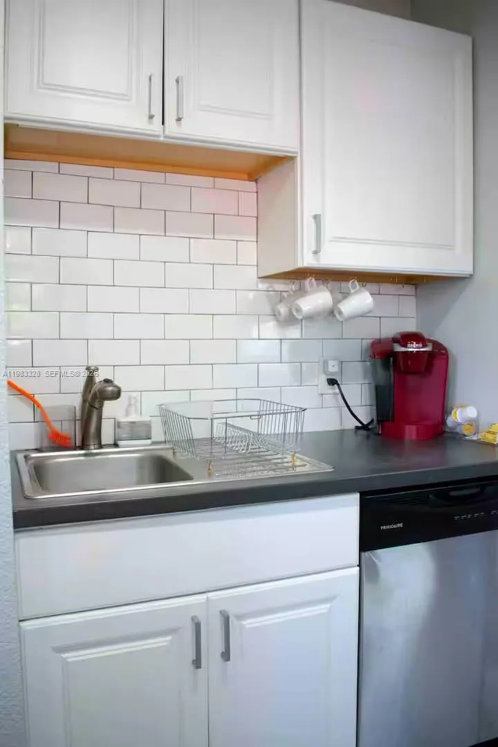 1009 Tequesta, Fort Lauderdale, Florida 33311-6261, Fort Lauderdale, Florida 33311-6261, 3 Bedrooms Bedrooms, ,3 BathroomsBathrooms,Residential,For Sale,1009 Tequesta, Fort Lauderdale, Florida 33311-6261,A11983328