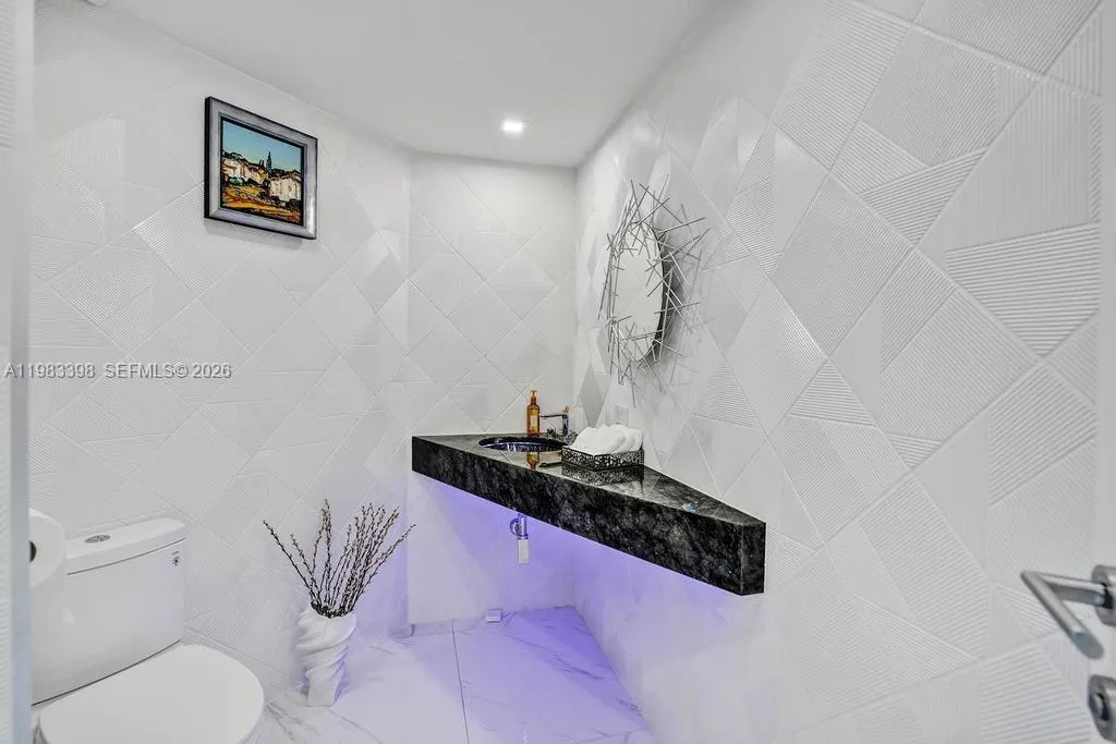 POWDER ROOM\n