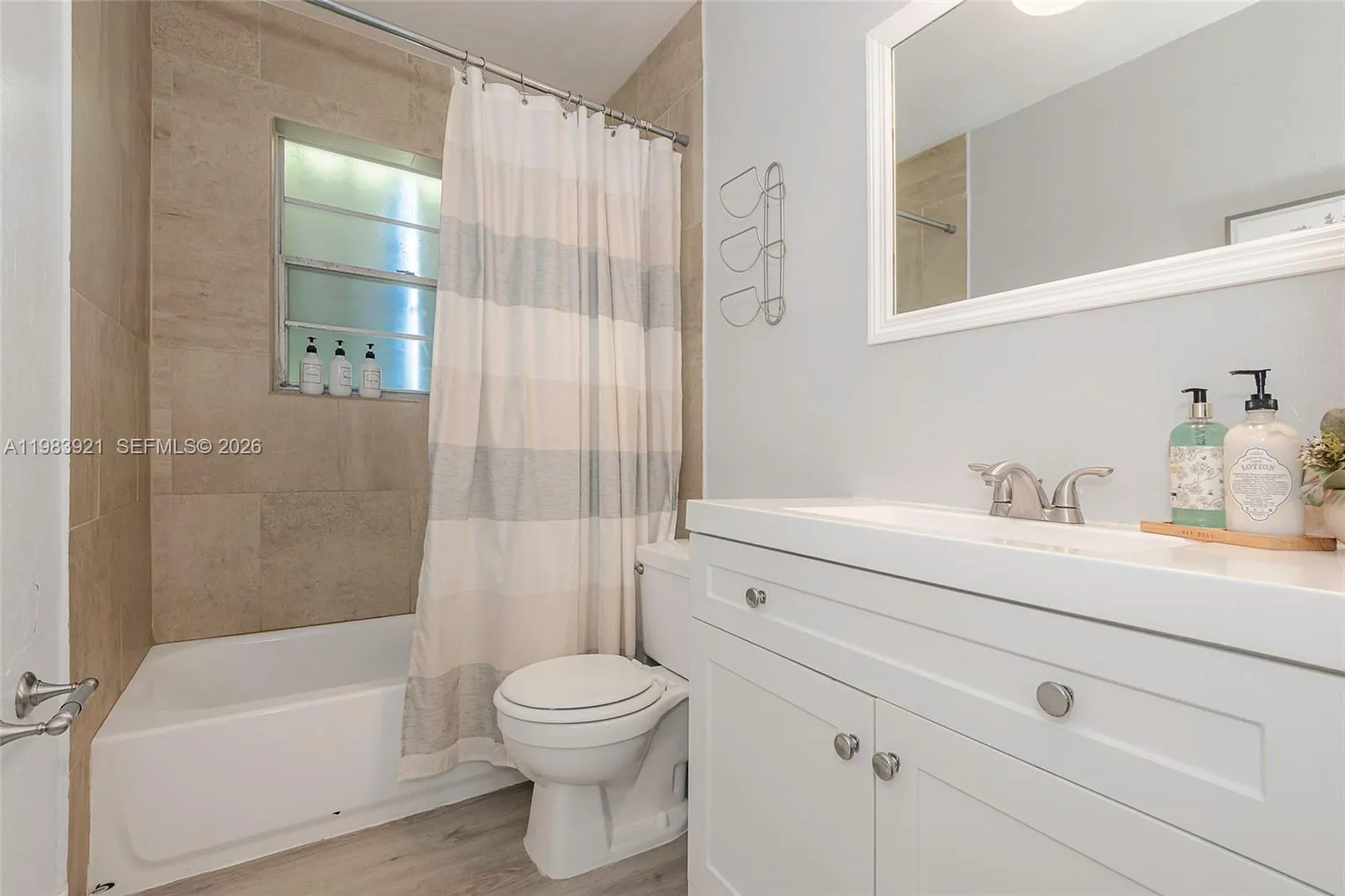 201 Columbus Pkwy, Hollywood, Florida 33021, Hollywood, Florida 33021, ,Residential Income,For Sale,201 Columbus Pkwy, Hollywood, Florida 33021,A11983921
