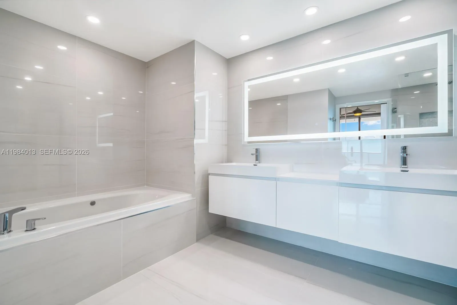 6799 Collins Ave 1404, Miami Beach, Florida 33141, Miami Beach, Florida 33141, 2 Bedrooms Bedrooms, ,2 BathroomsBathrooms,Residential Lease,For Rent,6799 Collins Ave 1404, Miami Beach, Florida 33141,A11984013