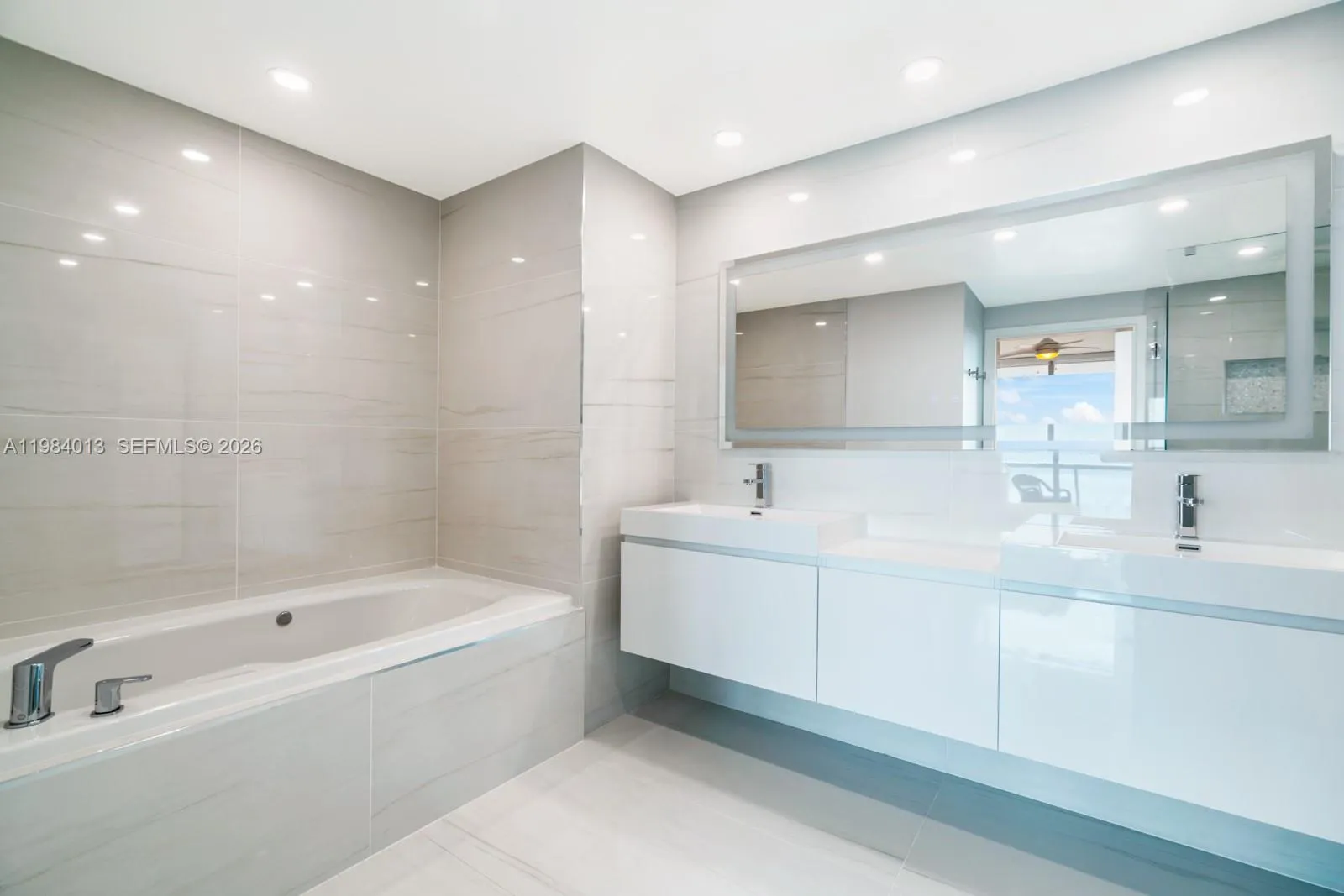 6799 Collins Ave 1404, Miami Beach, Florida 33141, Miami Beach, Florida 33141, 2 Bedrooms Bedrooms, ,2 BathroomsBathrooms,Residential Lease,For Rent,6799 Collins Ave 1404, Miami Beach, Florida 33141,A11984013
