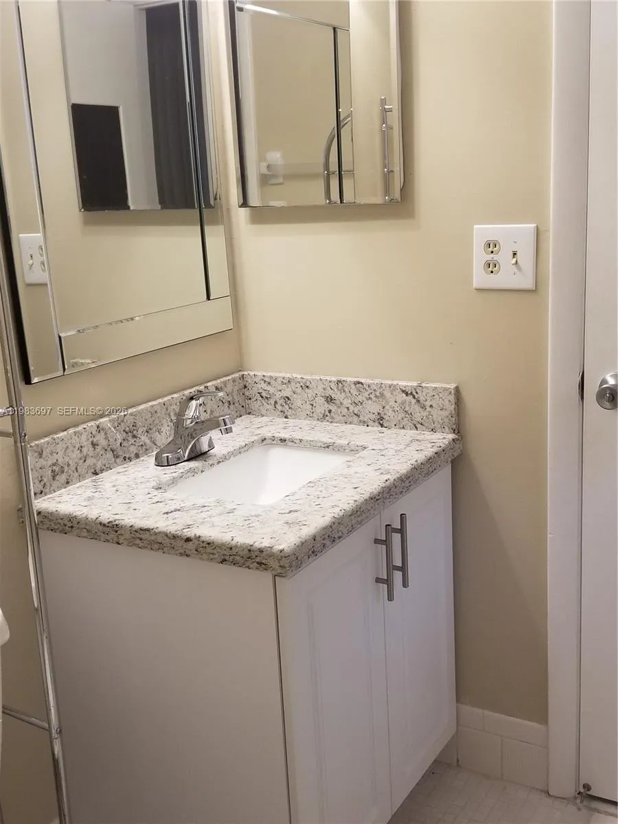 9520 Seagrape Dr 303, Davie, Florida 33324, Davie, Florida 33324, 2 Bedrooms Bedrooms, ,2 BathroomsBathrooms,Residential Lease,For Rent,9520 Seagrape Dr 303, Davie, Florida 33324,A11983697