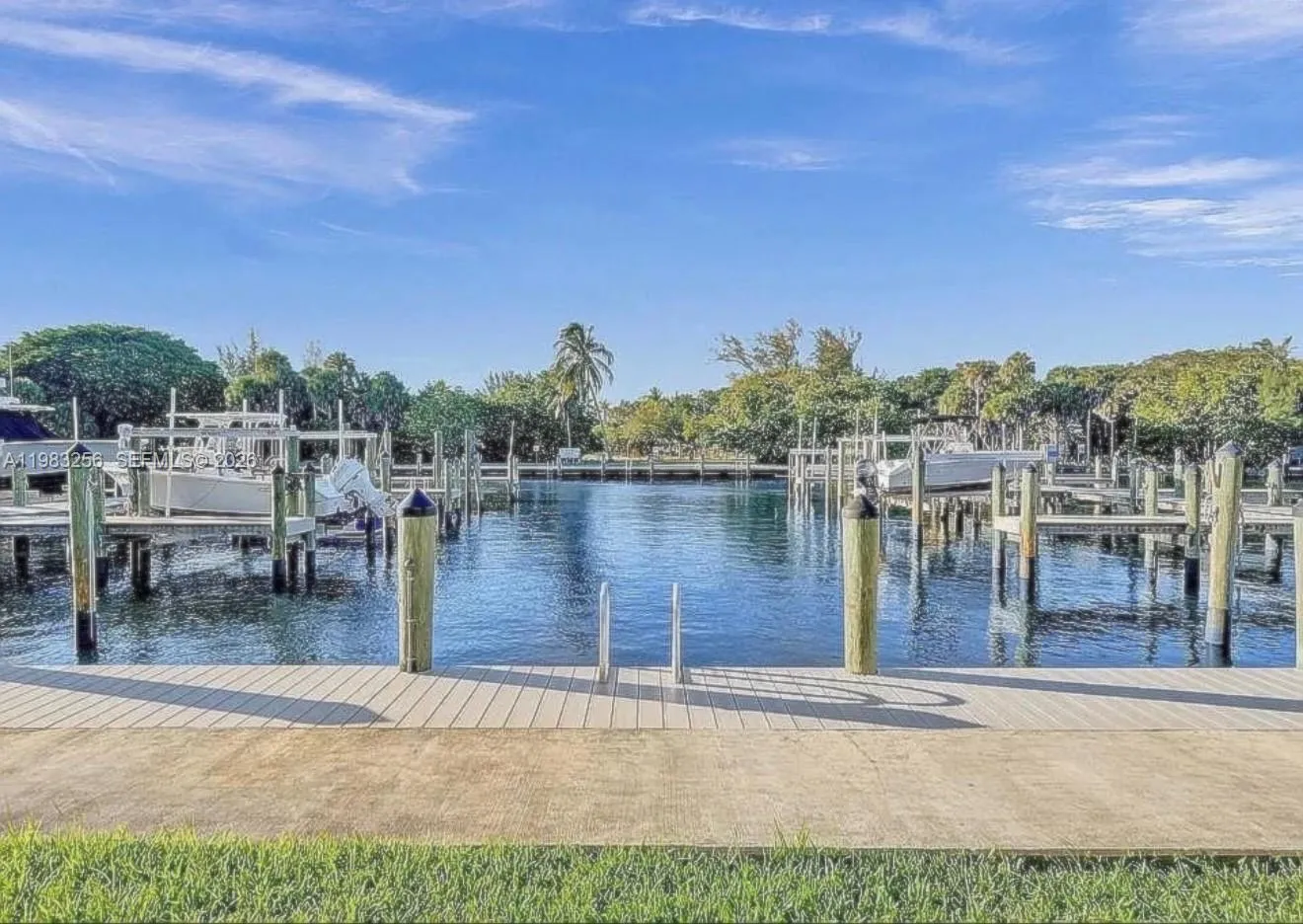 PRIVATE DOCK INCLUDED