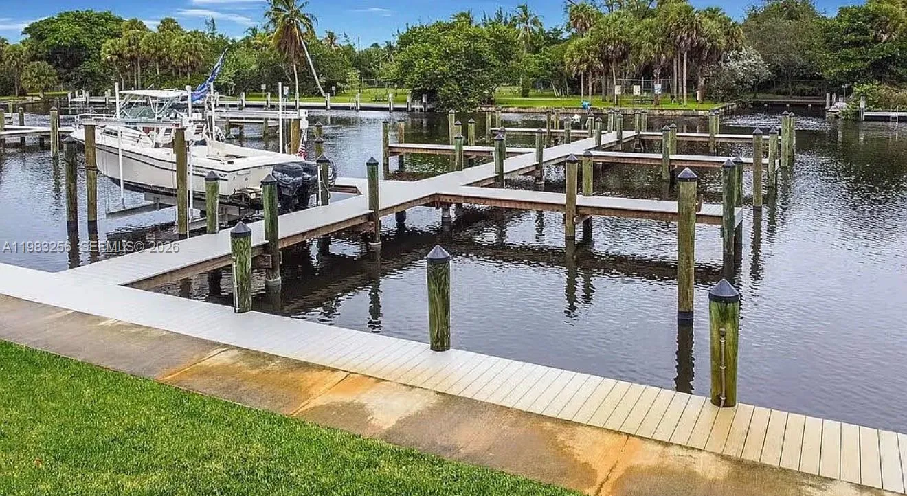 PRIVATE DOCK INCLUDED