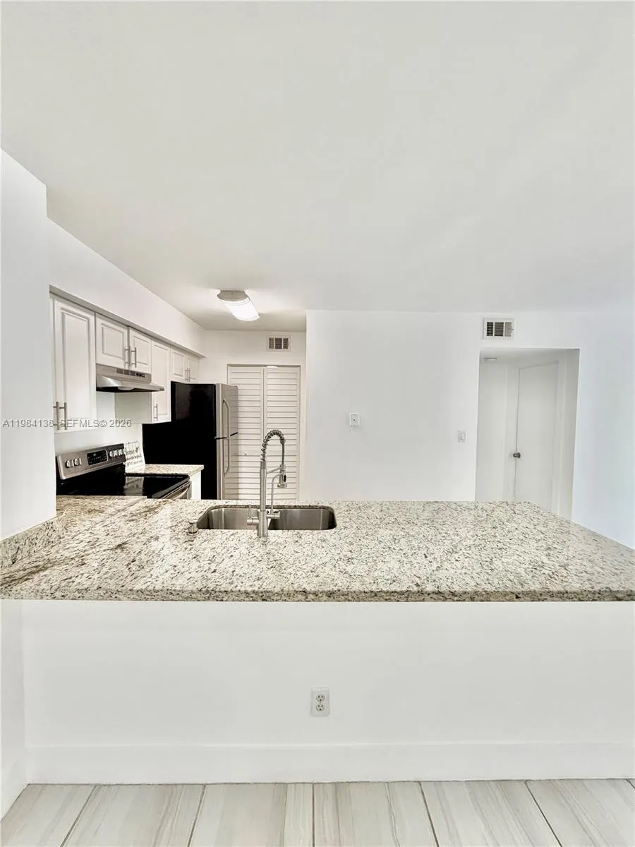 650 S Park Rd 25-5, Hollywood, Florida 33021, Hollywood, Florida 33021, 2 Bedrooms Bedrooms, ,2 BathroomsBathrooms,Residential Lease,For Rent,650 S Park Rd 25-5, Hollywood, Florida 33021,A11984138