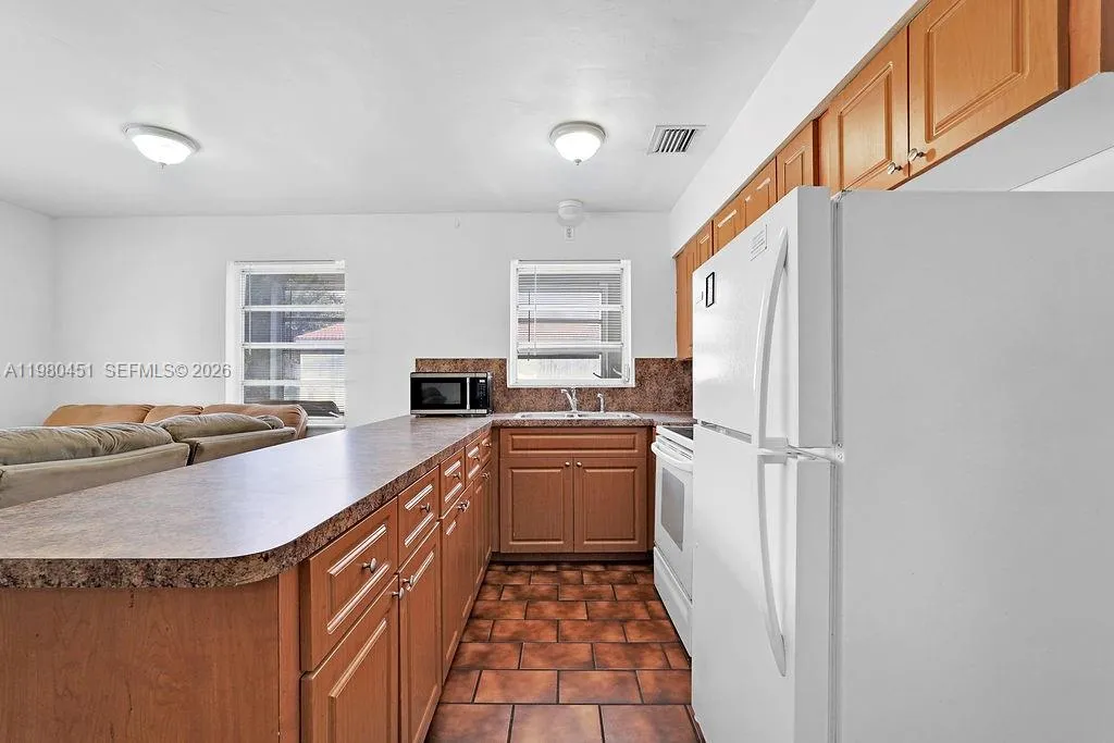 2419 Pierce St ., Hollywood, Florida 33020, Hollywood, Florida 33020, 1 Bedroom Bedrooms, ,1 BathroomBathrooms,Residential Lease,For Rent,2419 Pierce St ., Hollywood, Florida 33020,A11980451