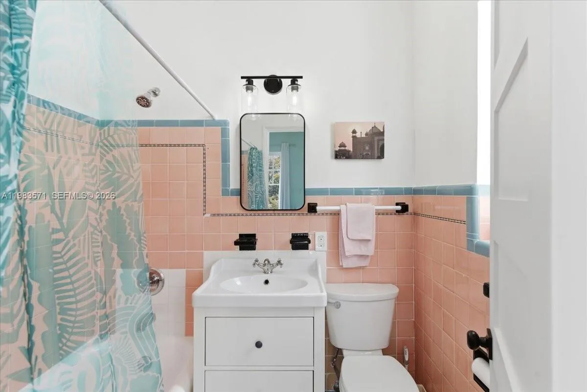 2463 Pine Tree Dr Ph, Miami Beach, Florida 33140, Miami Beach, Florida 33140, 2 Bedrooms Bedrooms, ,2 BathroomsBathrooms,Residential,For Sale,2463 Pine Tree Dr Ph, Miami Beach, Florida 33140,A11983571