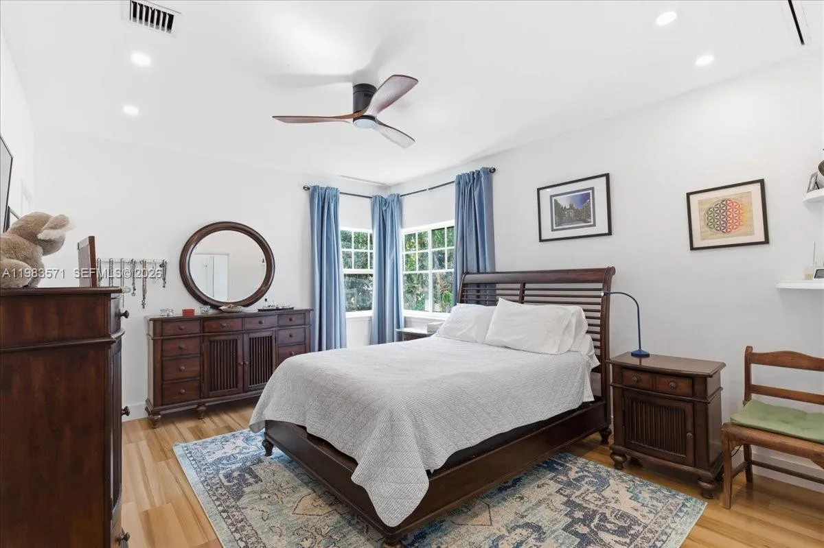 2463 Pine Tree Dr Ph, Miami Beach, Florida 33140, Miami Beach, Florida 33140, 2 Bedrooms Bedrooms, ,2 BathroomsBathrooms,Residential,For Sale,2463 Pine Tree Dr Ph, Miami Beach, Florida 33140,A11983571