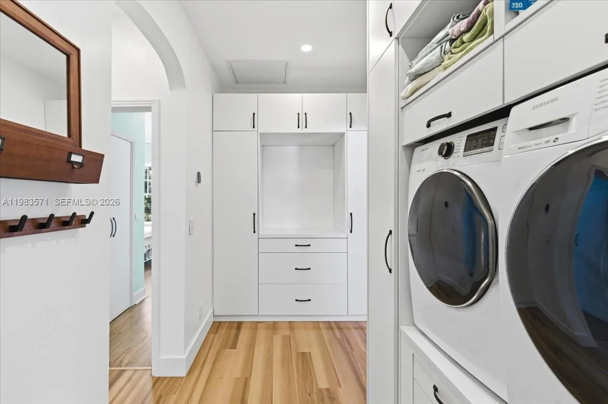 2463 Pine Tree Dr Ph, Miami Beach, Florida 33140, Miami Beach, Florida 33140, 2 Bedrooms Bedrooms, ,2 BathroomsBathrooms,Residential,For Sale,2463 Pine Tree Dr Ph, Miami Beach, Florida 33140,A11983571