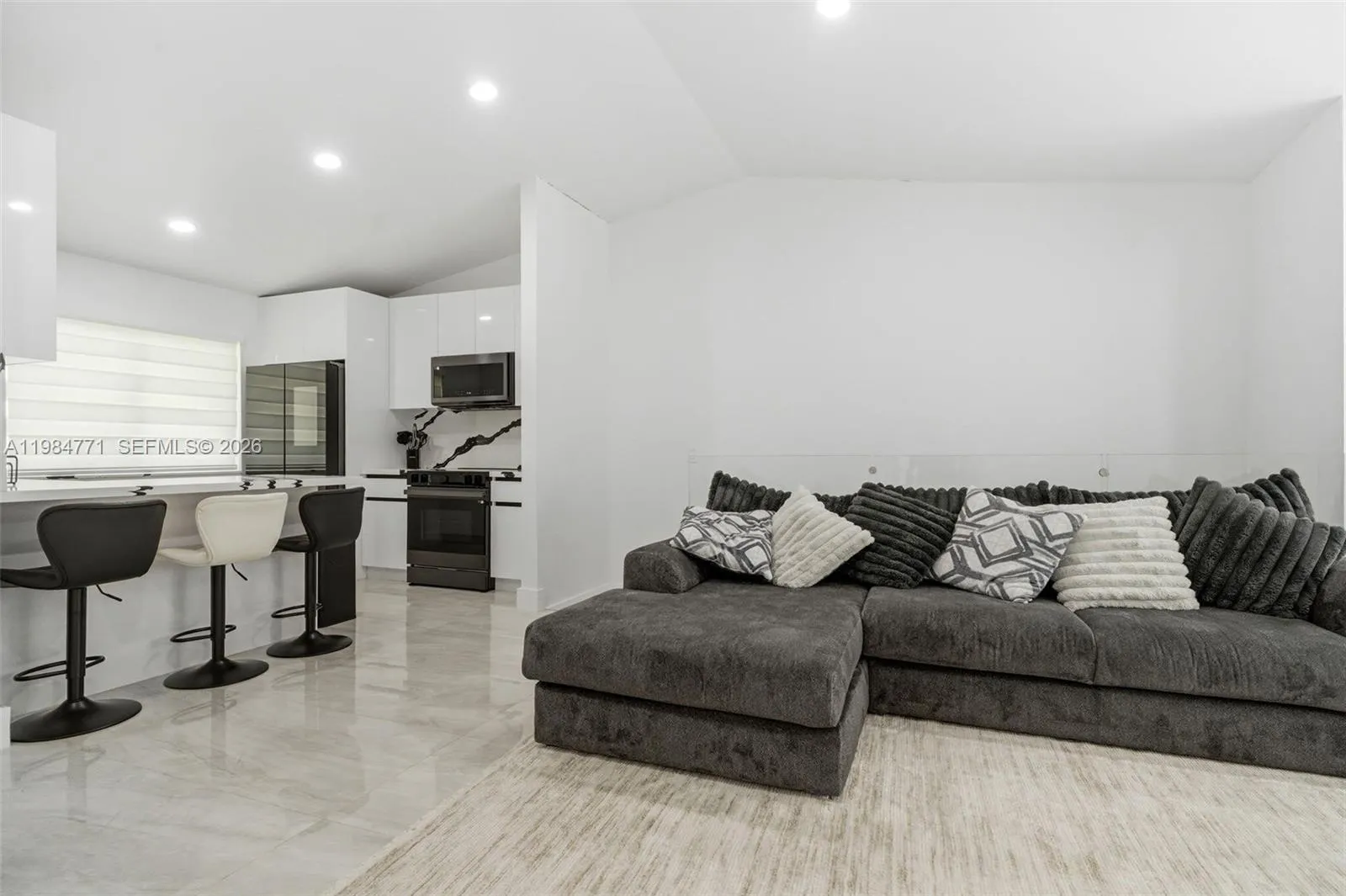 8027 Lake Dr 204, Doral, Florida 33166, Doral, Florida 33166, 2 Bedrooms Bedrooms, 1 Room Rooms,2 BathroomsBathrooms,Residential,For Sale,8027 Lake Dr 204, Doral, Florida 33166,A11984771