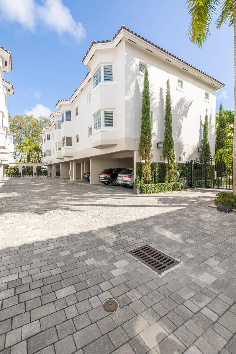 261 Navarre Ave B-1, Coral Gables, Florida 33134, Coral Gables, Florida 33134, 3 Bedrooms Bedrooms, ,2 BathroomsBathrooms,Residential,For Sale,261 Navarre Ave B-1, Coral Gables, Florida 33134,A11984266