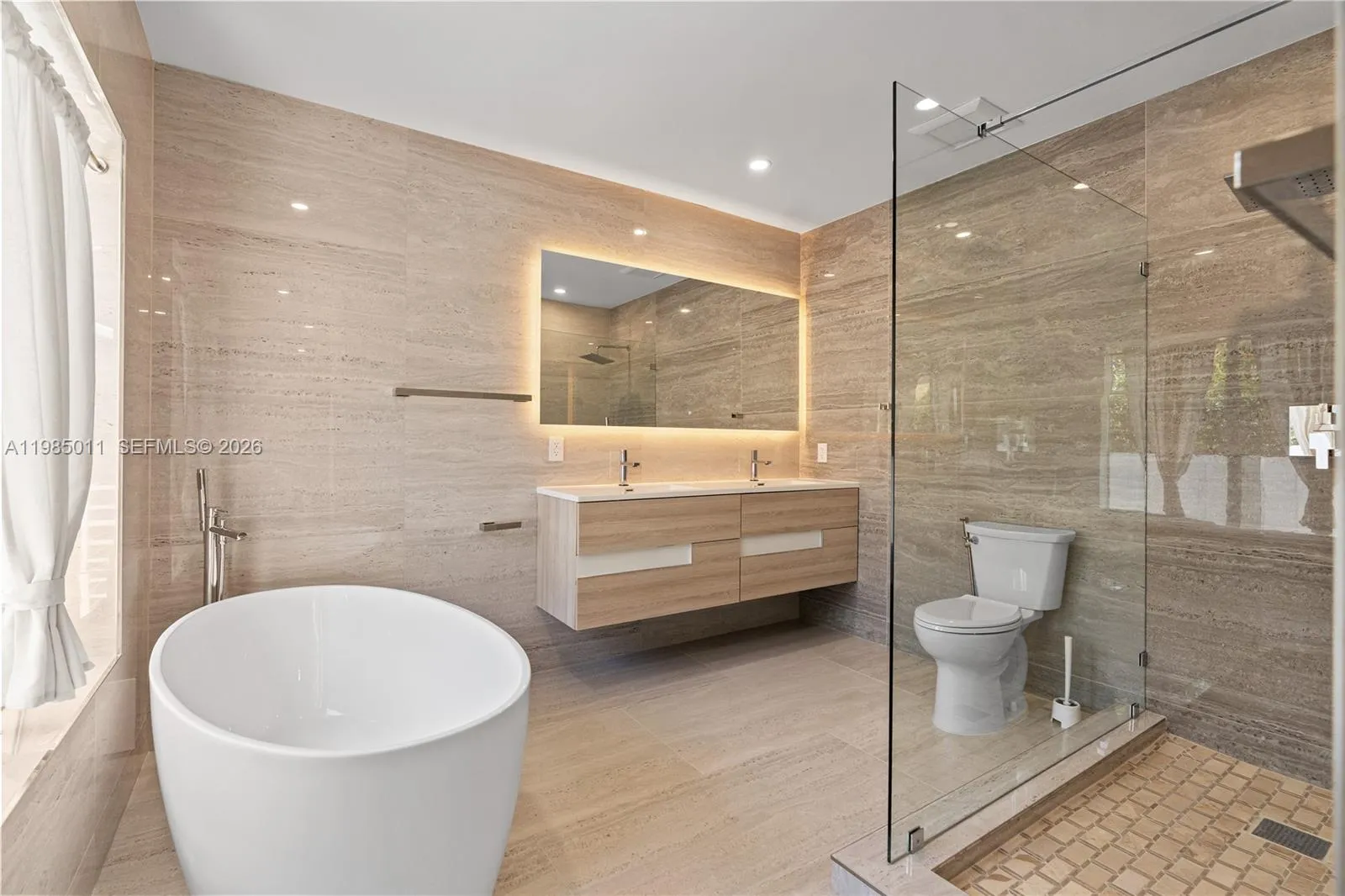 Main level master bath