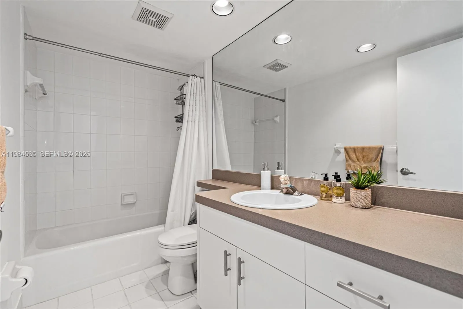 3121 Ne 51st St 203e, Fort Lauderdale, Florida 333, Fort Lauderdale, Florida 33308, 2 Bedrooms Bedrooms, ,2 BathroomsBathrooms,Residential,For Sale,3121 Ne 51st St 203e, Fort Lauderdale, Florida 333,A11984535