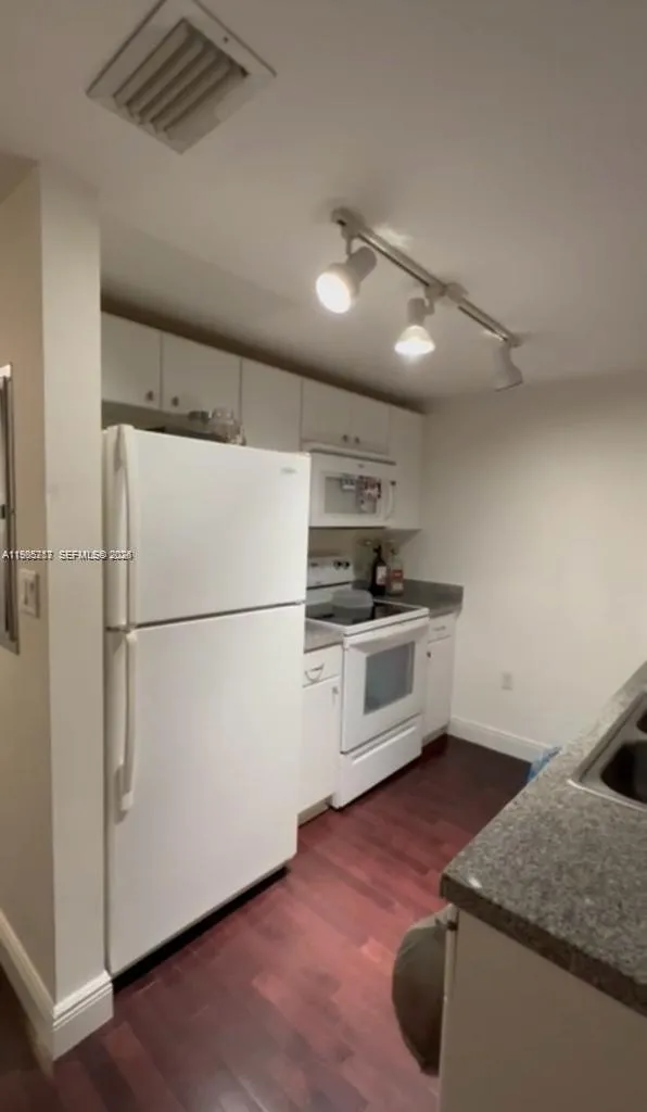 2740 Sw 28th Ter 503, Miami, Florida 33133, Miami, Florida 33133, ,1 BathroomBathrooms,Residential Lease,For Rent,2740 Sw 28th Ter 503, Miami, Florida 33133,A11985217