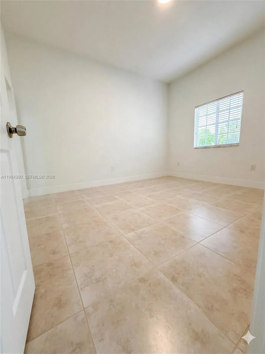 Spacious w/ abudnant lighting