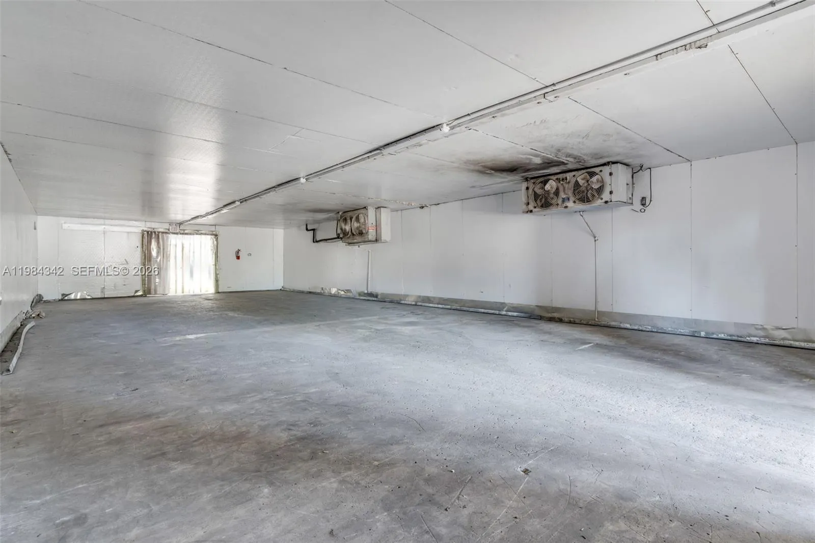 COOLER... LOOK AT THE SIZE OF THIS COOLER