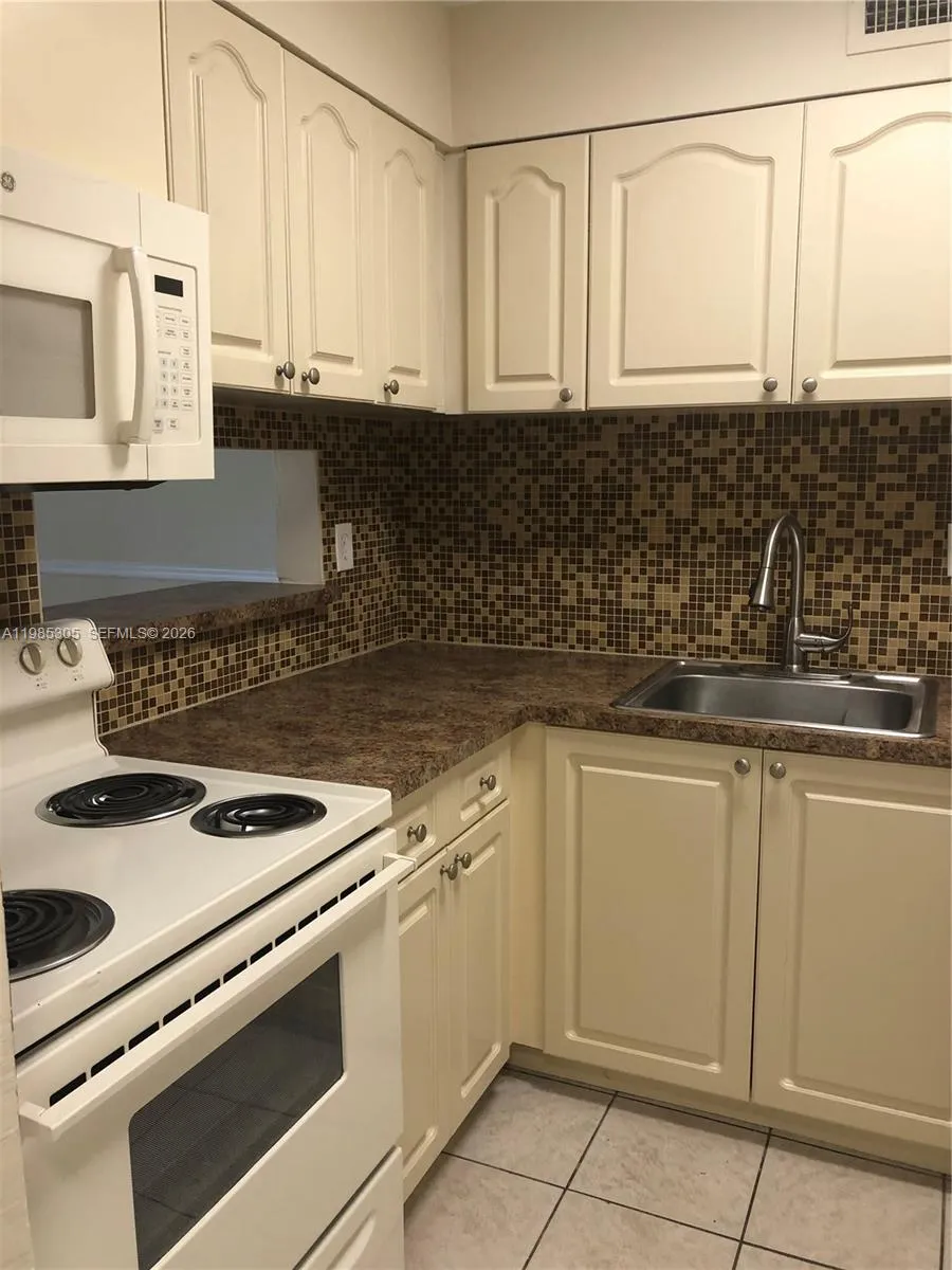 9467 Sw 76th St Q3, Miami, Florida 33173, Miami, Florida 33173, 1 Bedroom Bedrooms, ,1 BathroomBathrooms,Residential Lease,For Rent,9467 Sw 76th St Q3, Miami, Florida 33173,A11985305