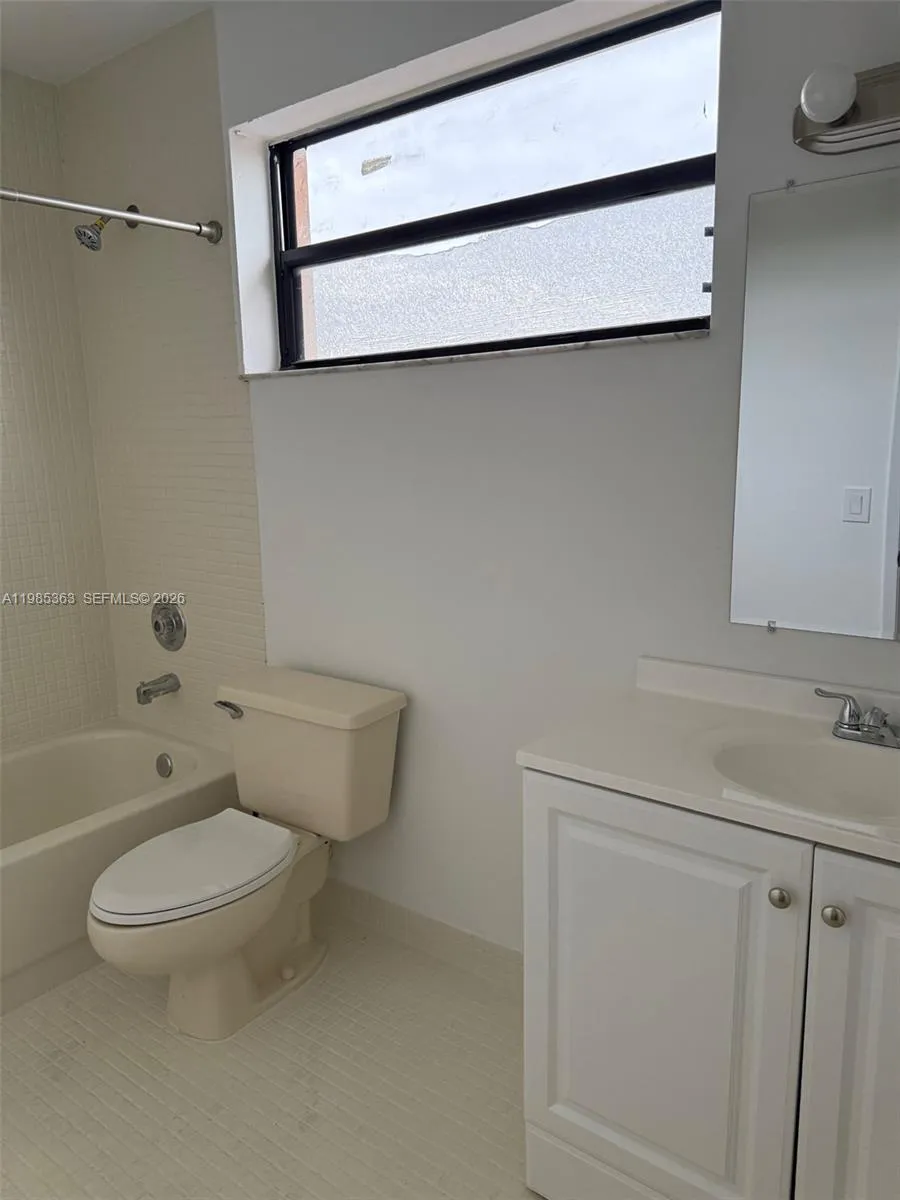 425 W Park Dr 9, Miami, Florida 33172, Miami, Florida 33172, 2 Bedrooms Bedrooms, ,2 BathroomsBathrooms,Residential Lease,For Rent,425 W Park Dr 9, Miami, Florida 33172,A11985363