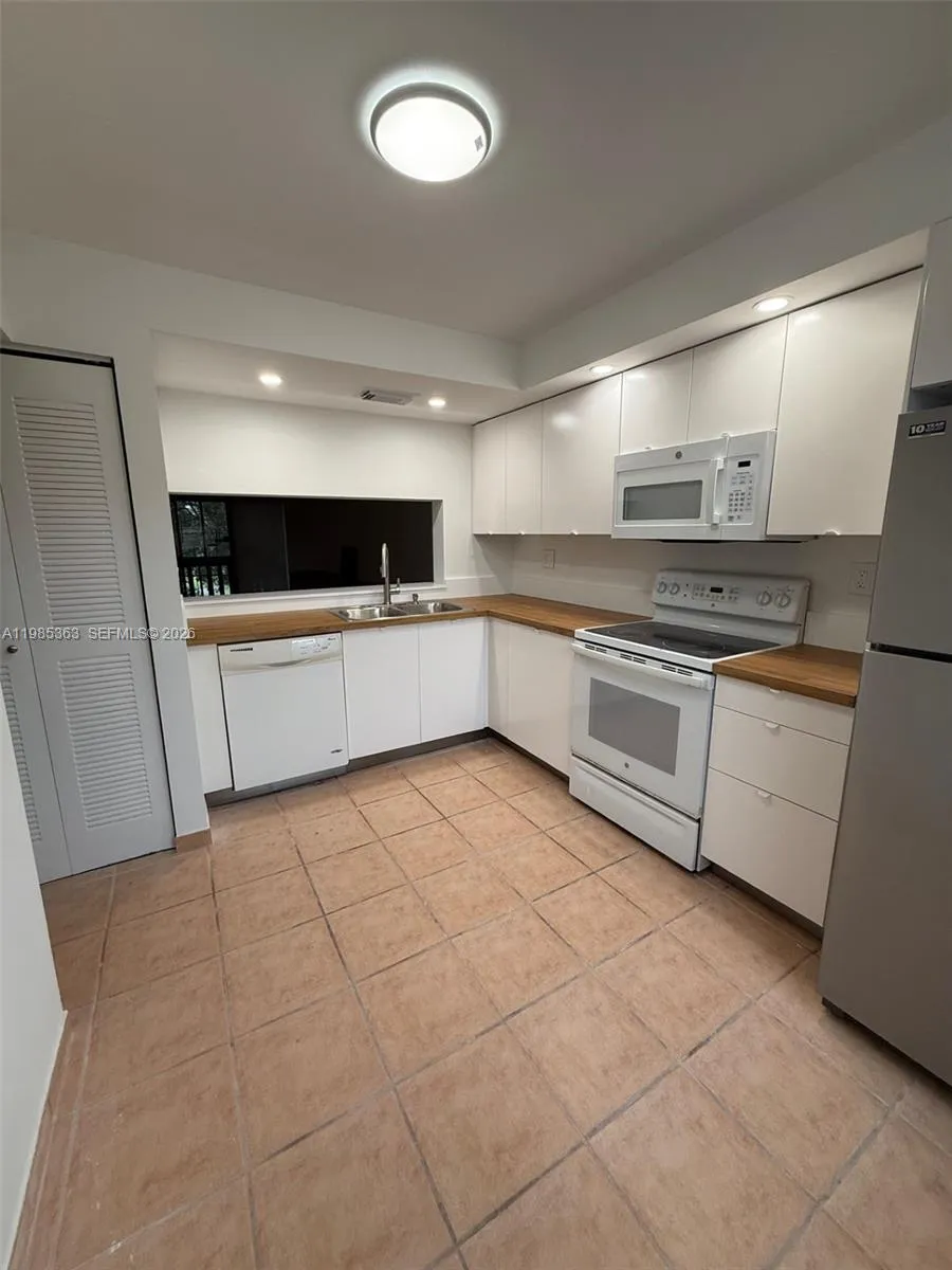425 W Park Dr 9, Miami, Florida 33172, Miami, Florida 33172, 2 Bedrooms Bedrooms, ,2 BathroomsBathrooms,Residential Lease,For Rent,425 W Park Dr 9, Miami, Florida 33172,A11985363