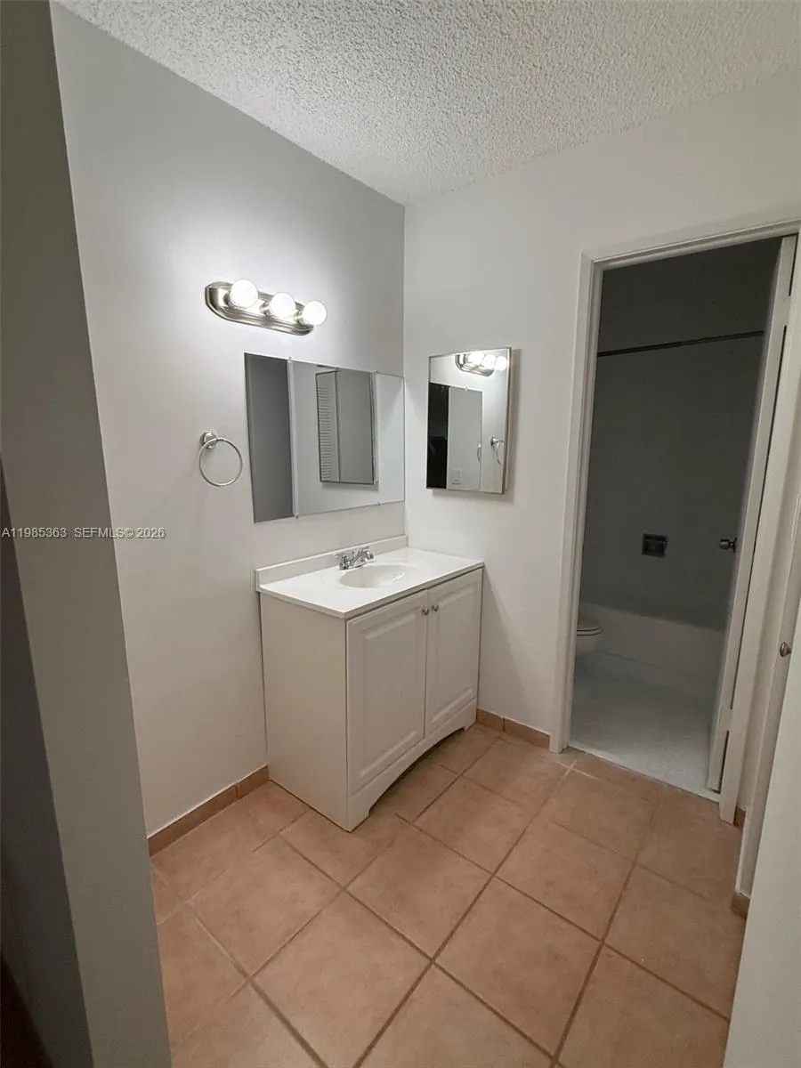 425 W Park Dr 9, Miami, Florida 33172, Miami, Florida 33172, 2 Bedrooms Bedrooms, ,2 BathroomsBathrooms,Residential Lease,For Rent,425 W Park Dr 9, Miami, Florida 33172,A11985363