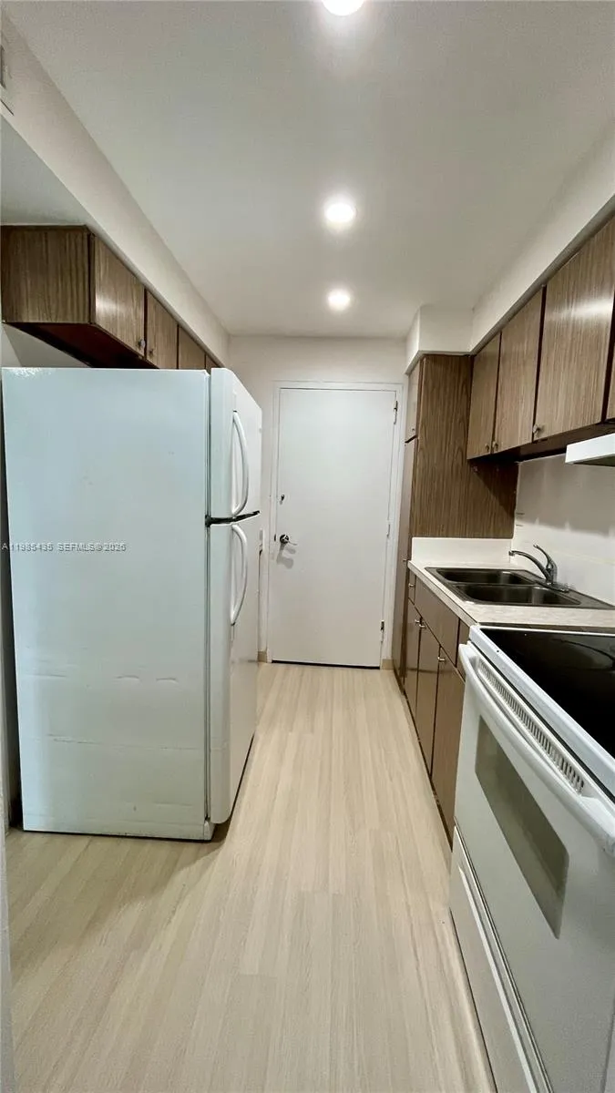 1408 Brickell Bay Dr 916, Miami, Florida 33131, Miami, Florida 33131, ,1 BathroomBathrooms,Residential Lease,For Rent,1408 Brickell Bay Dr 916, Miami, Florida 33131,A11985435