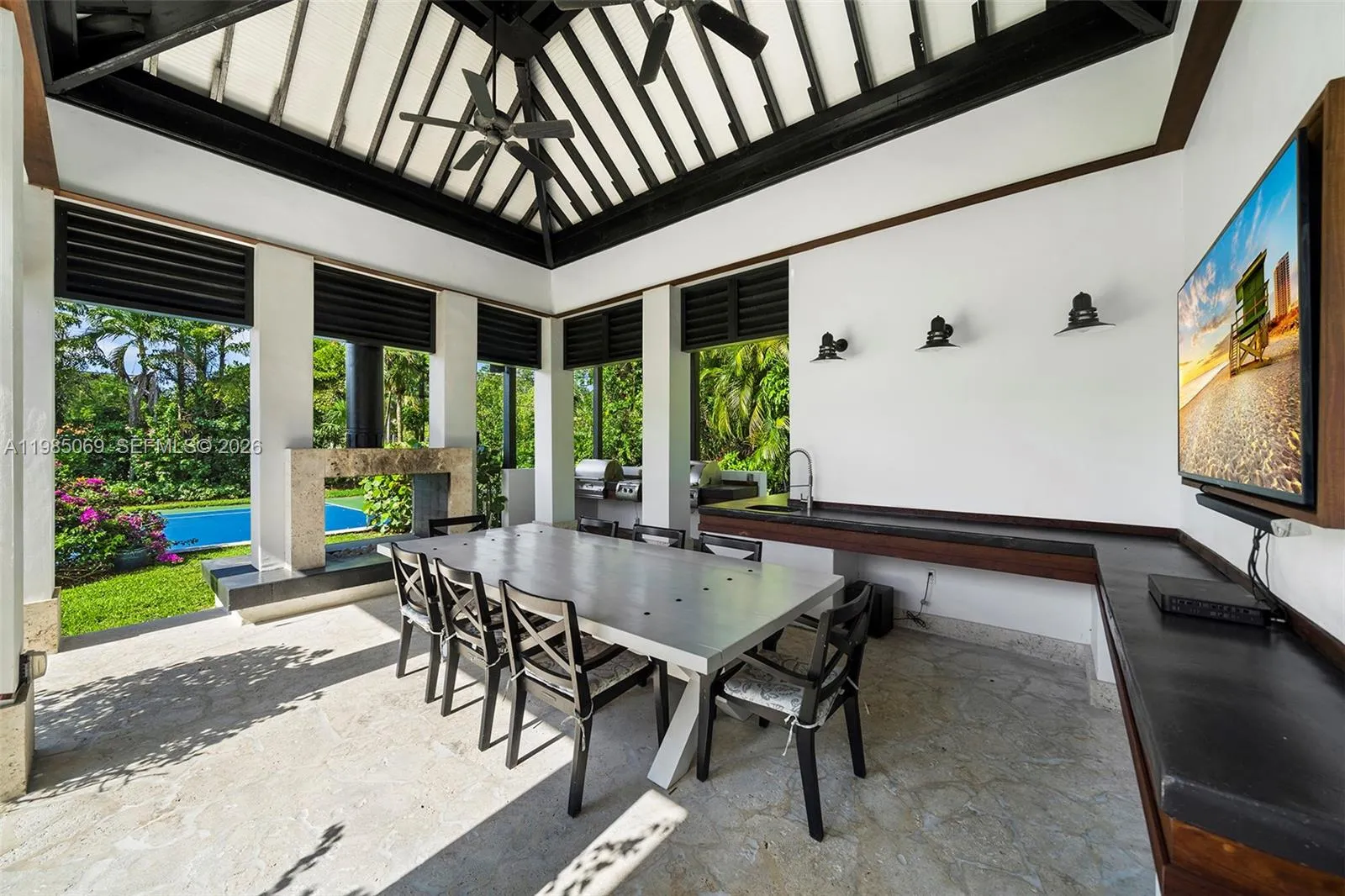 Lania w/20\' custom hand-built wood beamed ceiling