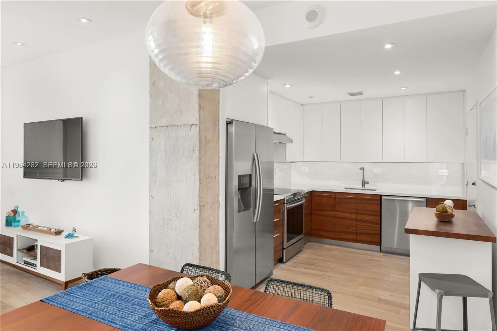 5555 Collins Ave 17j, Miami Beach, Florida 33140, Miami Beach, Florida 33140, 1 Bedroom Bedrooms, ,2 BathroomsBathrooms,Residential,For Sale,5555 Collins Ave 17j, Miami Beach, Florida 33140,A11984262