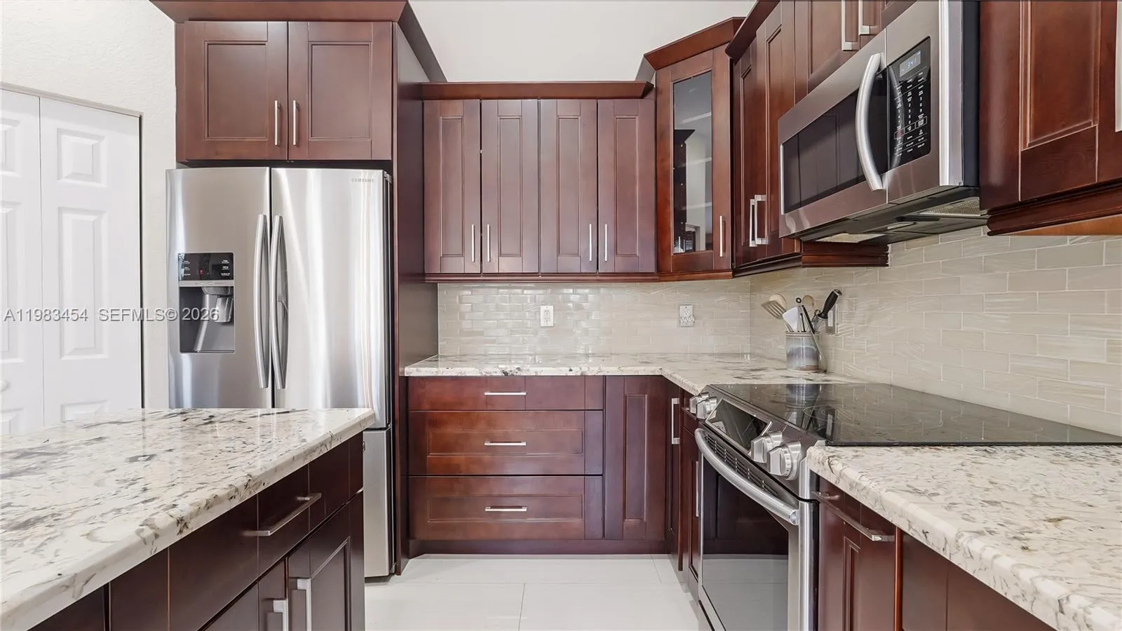 1646 Victoria Pointe Ln, Weston, Florida 33327, Weston, Florida 33327, 4 Bedrooms Bedrooms, ,4 BathroomsBathrooms,Residential,For Sale,1646 Victoria Pointe Ln, Weston, Florida 33327,A11983454