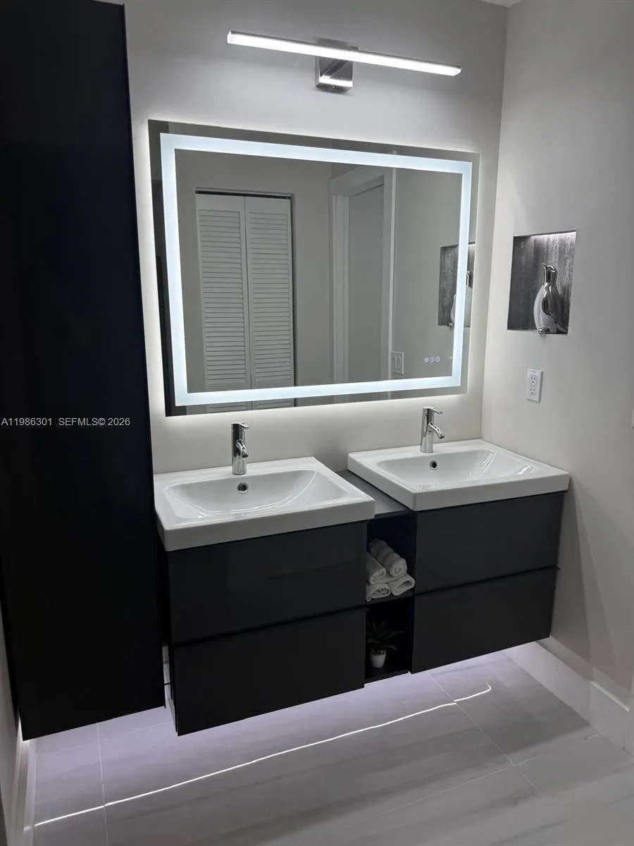 436 Lakeview Dr 205, Weston, Florida 33326, Weston, Florida 33326, 2 Bedrooms Bedrooms, ,2 BathroomsBathrooms,Residential Lease,For Rent,436 Lakeview Dr 205, Weston, Florida 33326,A11986301