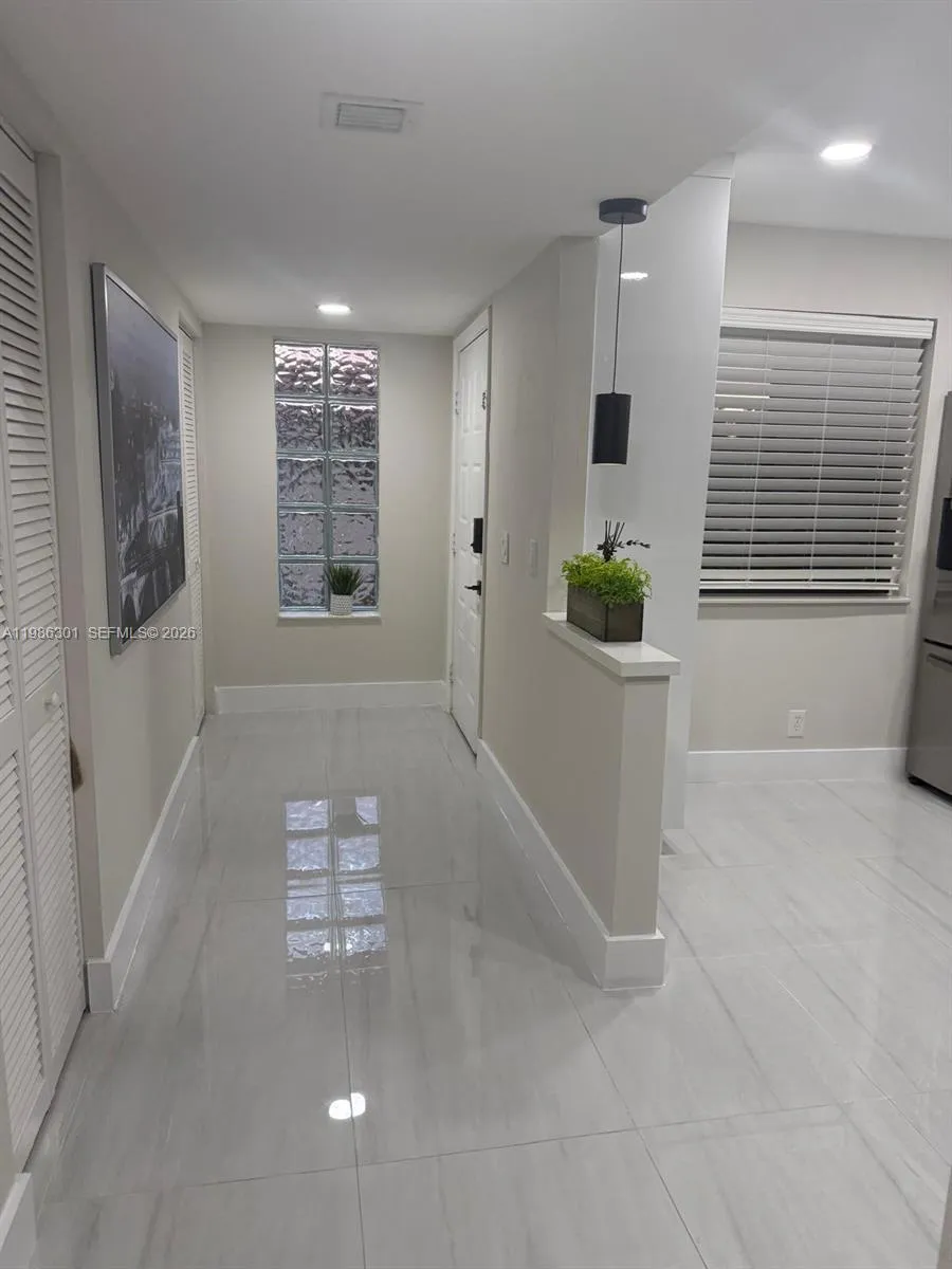 436 Lakeview Dr 205, Weston, Florida 33326, Weston, Florida 33326, 2 Bedrooms Bedrooms, ,2 BathroomsBathrooms,Residential Lease,For Rent,436 Lakeview Dr 205, Weston, Florida 33326,A11986301