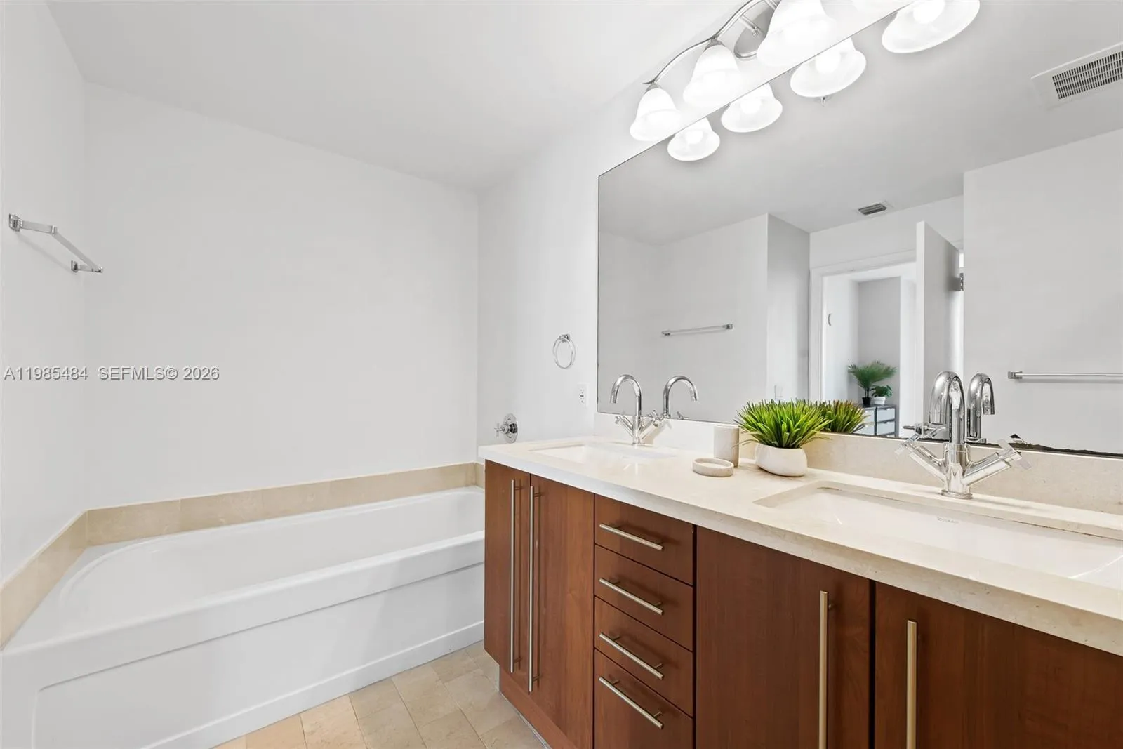 79 Sw 12th St 2503-s, Miami, Florida 33130, Miami, Florida 33130, 2 Bedrooms Bedrooms, ,2 BathroomsBathrooms,Residential Lease,For Rent,79 Sw 12th St 2503-s, Miami, Florida 33130,A11985484