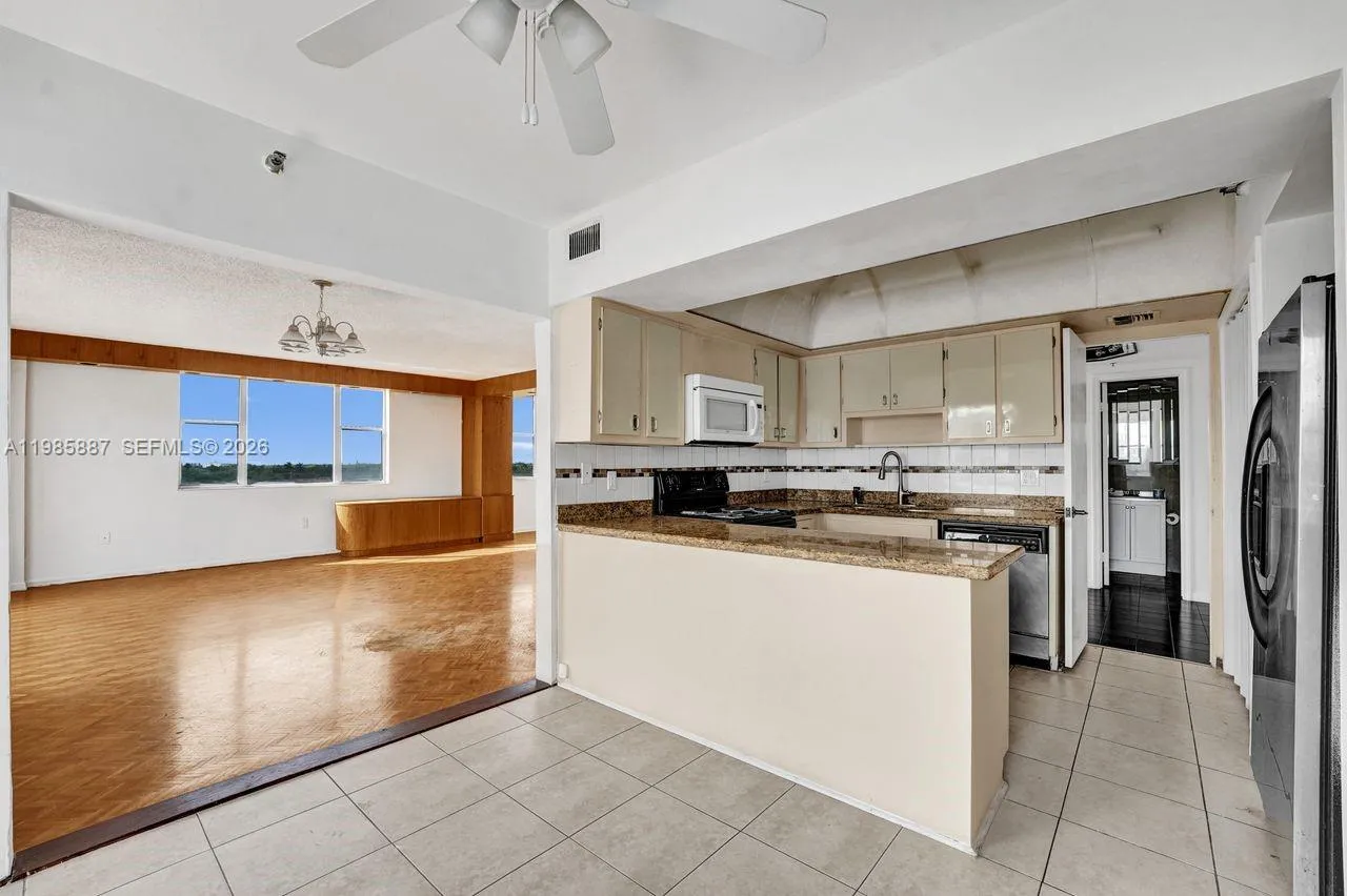 4001 Hillcrest Dr 602-4, Hollywood, Florida 33021, Hollywood, Florida 33021, 3 Bedrooms Bedrooms, ,2 BathroomsBathrooms,Residential,For Sale,4001 Hillcrest Dr 602-4, Hollywood, Florida 33021,A11985887