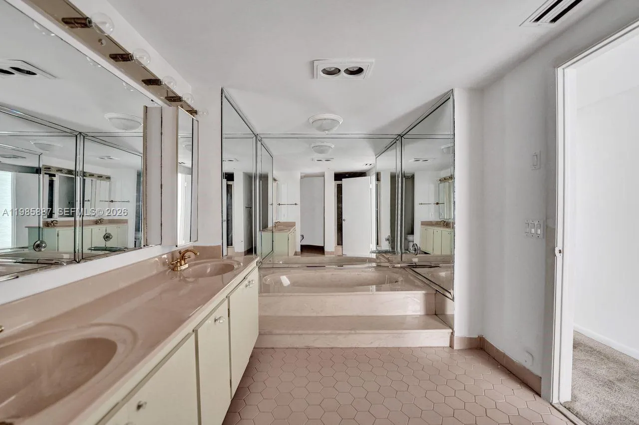 4001 Hillcrest Dr 602-4, Hollywood, Florida 33021, Hollywood, Florida 33021, 3 Bedrooms Bedrooms, ,2 BathroomsBathrooms,Residential,For Sale,4001 Hillcrest Dr 602-4, Hollywood, Florida 33021,A11985887