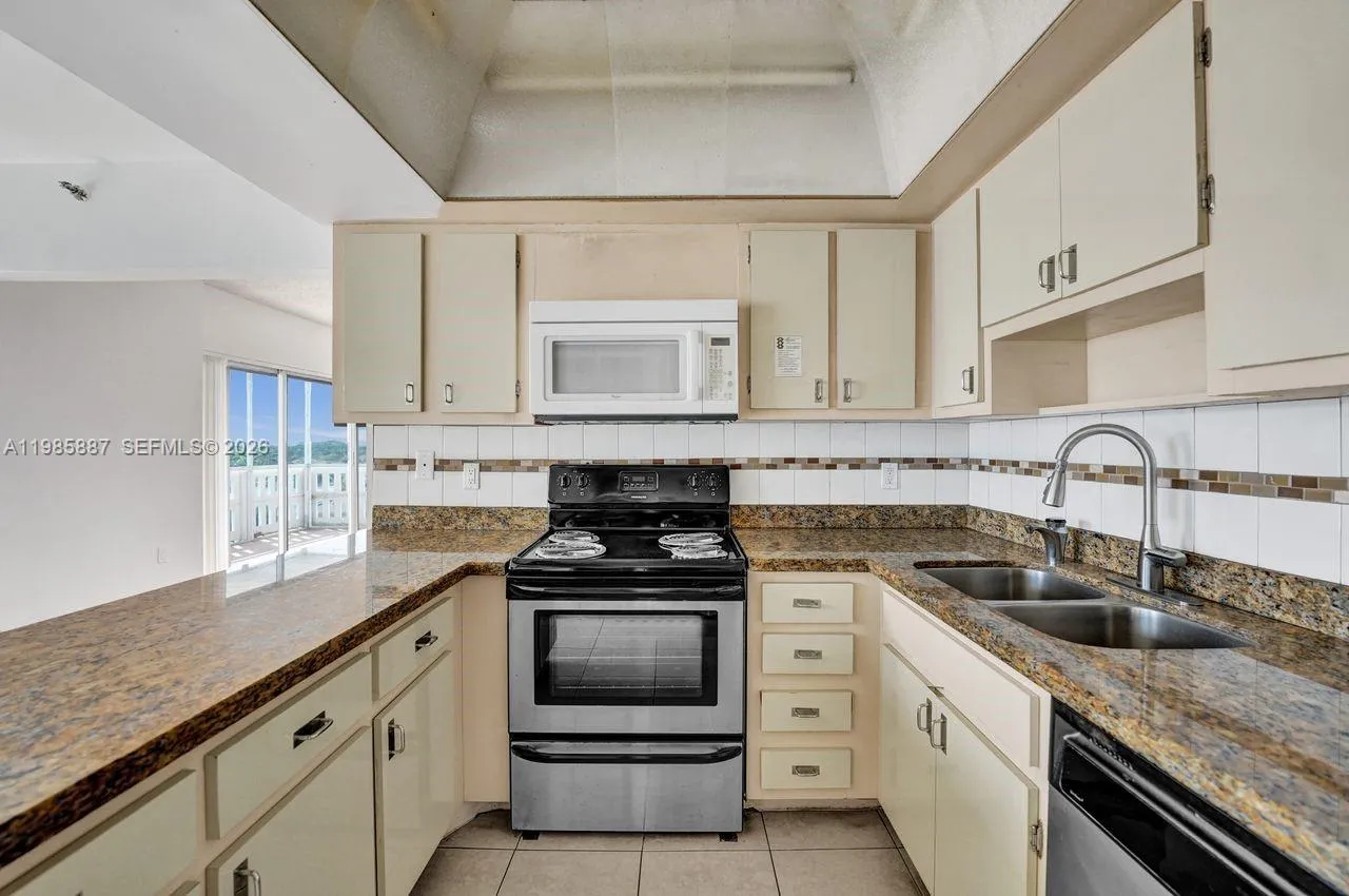 4001 Hillcrest Dr 602-4, Hollywood, Florida 33021, Hollywood, Florida 33021, 3 Bedrooms Bedrooms, ,2 BathroomsBathrooms,Residential,For Sale,4001 Hillcrest Dr 602-4, Hollywood, Florida 33021,A11985887
