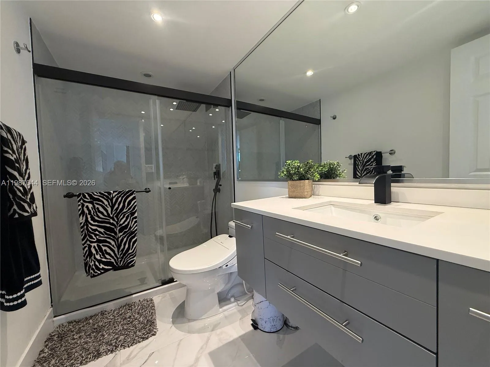 5555 Collins Ave 8r, Miami Beach, Florida 33140, Miami Beach, Florida 33140, 2 Bedrooms Bedrooms, ,2 BathroomsBathrooms,Residential Lease,For Rent,5555 Collins Ave 8r, Miami Beach, Florida 33140,A11987044