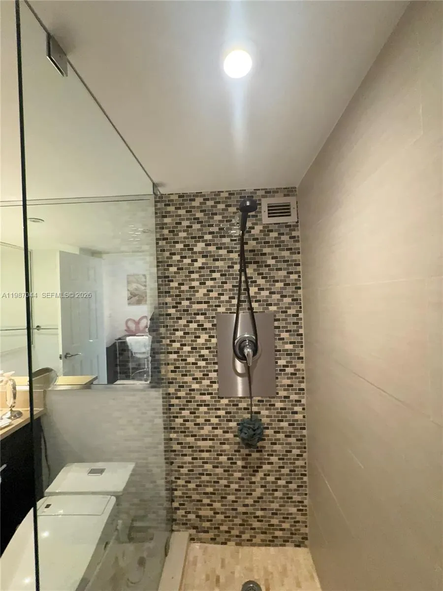 5555 Collins Ave 8r, Miami Beach, Florida 33140, Miami Beach, Florida 33140, 2 Bedrooms Bedrooms, ,2 BathroomsBathrooms,Residential Lease,For Rent,5555 Collins Ave 8r, Miami Beach, Florida 33140,A11987044
