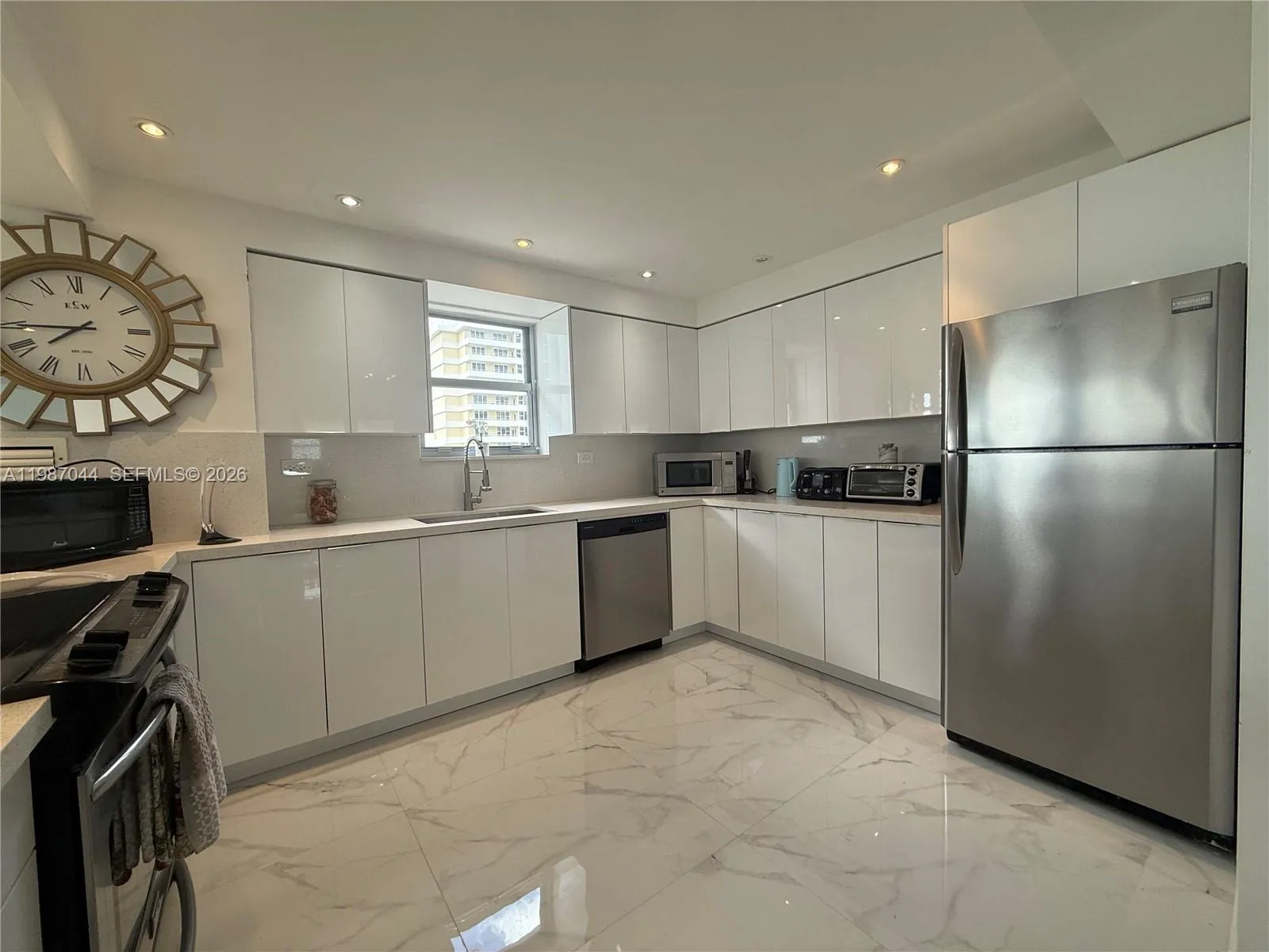 5555 Collins Ave 8r, Miami Beach, Florida 33140, Miami Beach, Florida 33140, 2 Bedrooms Bedrooms, ,2 BathroomsBathrooms,Residential Lease,For Rent,5555 Collins Ave 8r, Miami Beach, Florida 33140,A11987044