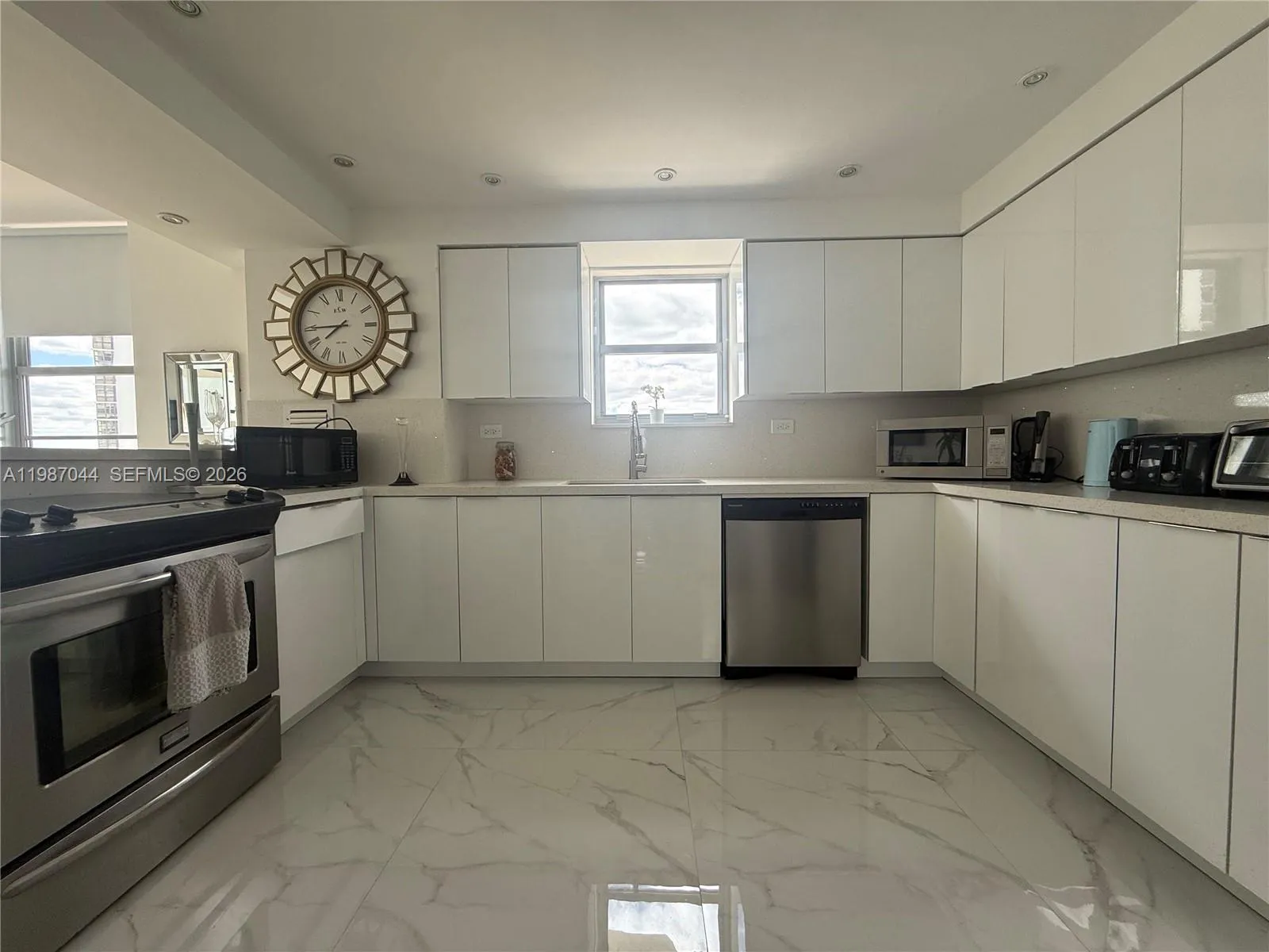 5555 Collins Ave 8r, Miami Beach, Florida 33140, Miami Beach, Florida 33140, 2 Bedrooms Bedrooms, ,2 BathroomsBathrooms,Residential Lease,For Rent,5555 Collins Ave 8r, Miami Beach, Florida 33140,A11987044