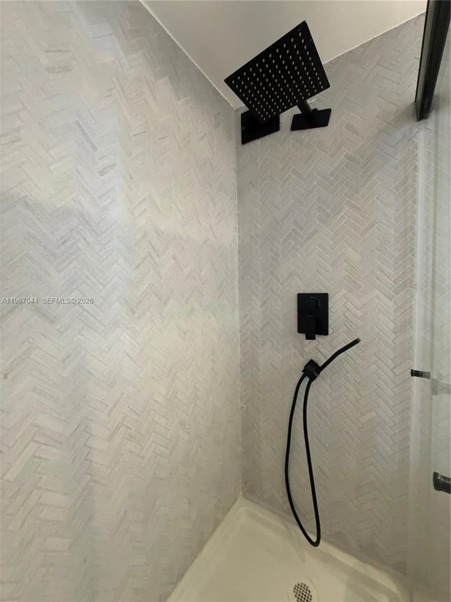 5555 Collins Ave 8r, Miami Beach, Florida 33140, Miami Beach, Florida 33140, 2 Bedrooms Bedrooms, ,2 BathroomsBathrooms,Residential Lease,For Rent,5555 Collins Ave 8r, Miami Beach, Florida 33140,A11987044
