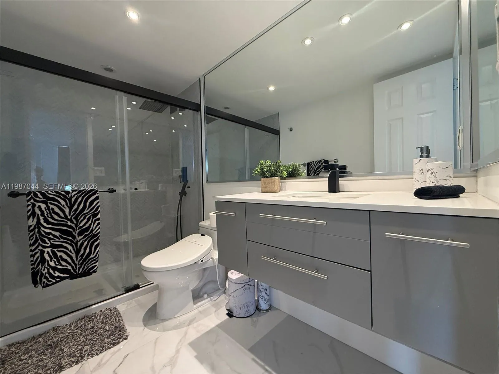 5555 Collins Ave 8r, Miami Beach, Florida 33140, Miami Beach, Florida 33140, 2 Bedrooms Bedrooms, ,2 BathroomsBathrooms,Residential Lease,For Rent,5555 Collins Ave 8r, Miami Beach, Florida 33140,A11987044