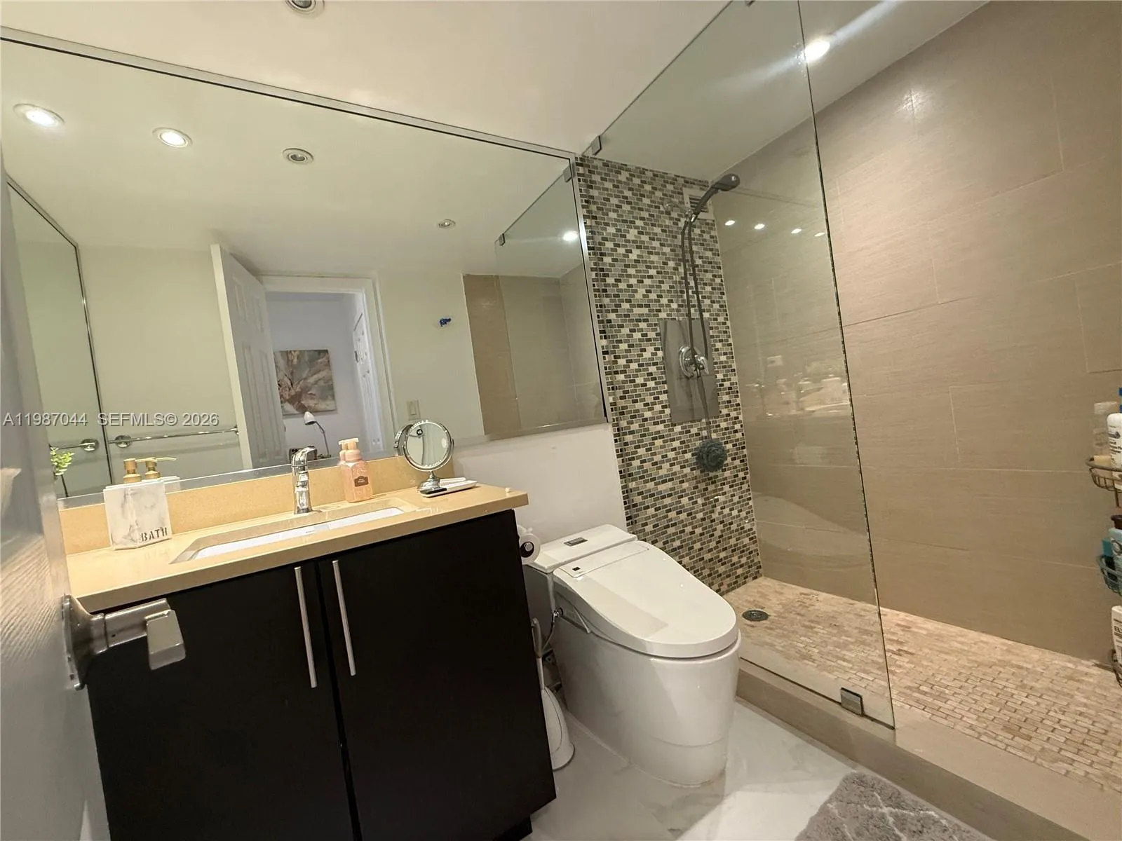 5555 Collins Ave 8r, Miami Beach, Florida 33140, Miami Beach, Florida 33140, 2 Bedrooms Bedrooms, ,2 BathroomsBathrooms,Residential Lease,For Rent,5555 Collins Ave 8r, Miami Beach, Florida 33140,A11987044