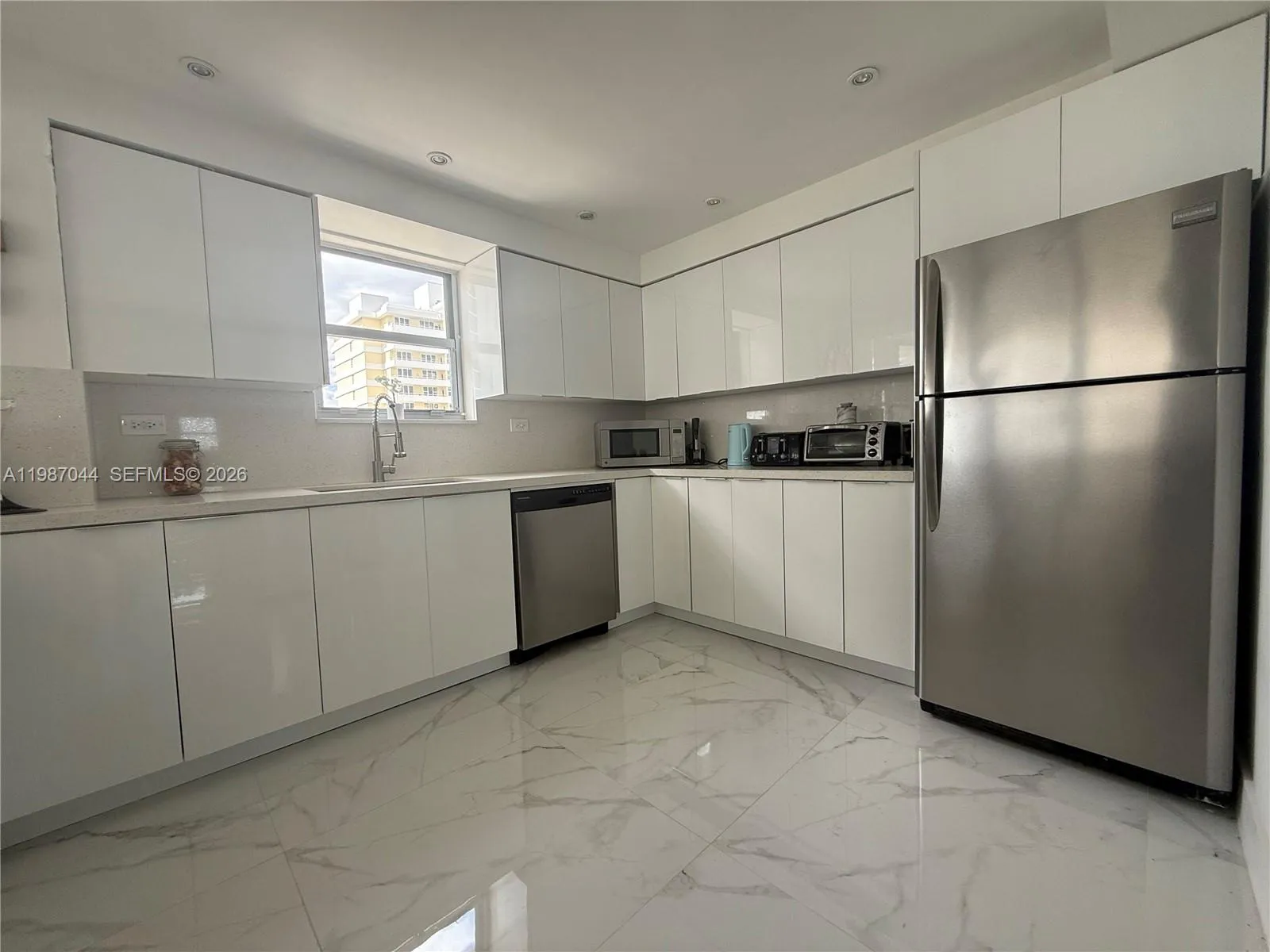 5555 Collins Ave 8r, Miami Beach, Florida 33140, Miami Beach, Florida 33140, 2 Bedrooms Bedrooms, ,2 BathroomsBathrooms,Residential Lease,For Rent,5555 Collins Ave 8r, Miami Beach, Florida 33140,A11987044