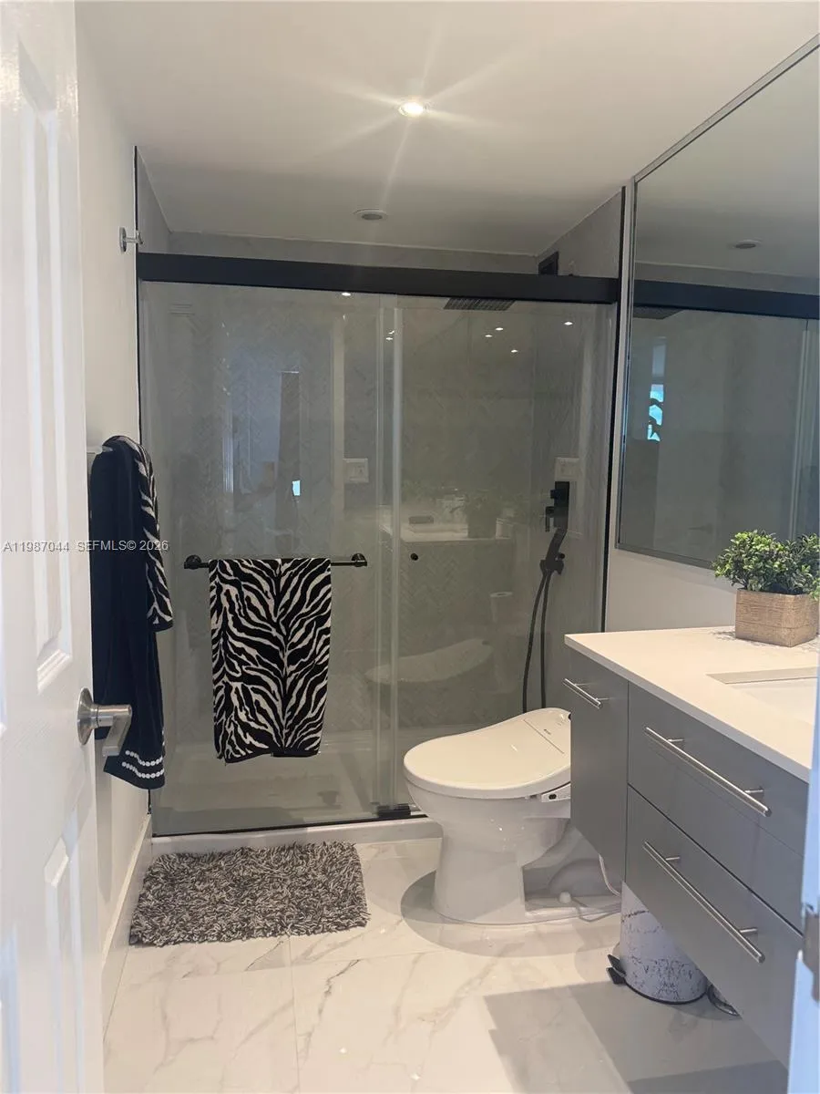 5555 Collins Ave 8r, Miami Beach, Florida 33140, Miami Beach, Florida 33140, 2 Bedrooms Bedrooms, ,2 BathroomsBathrooms,Residential Lease,For Rent,5555 Collins Ave 8r, Miami Beach, Florida 33140,A11987044