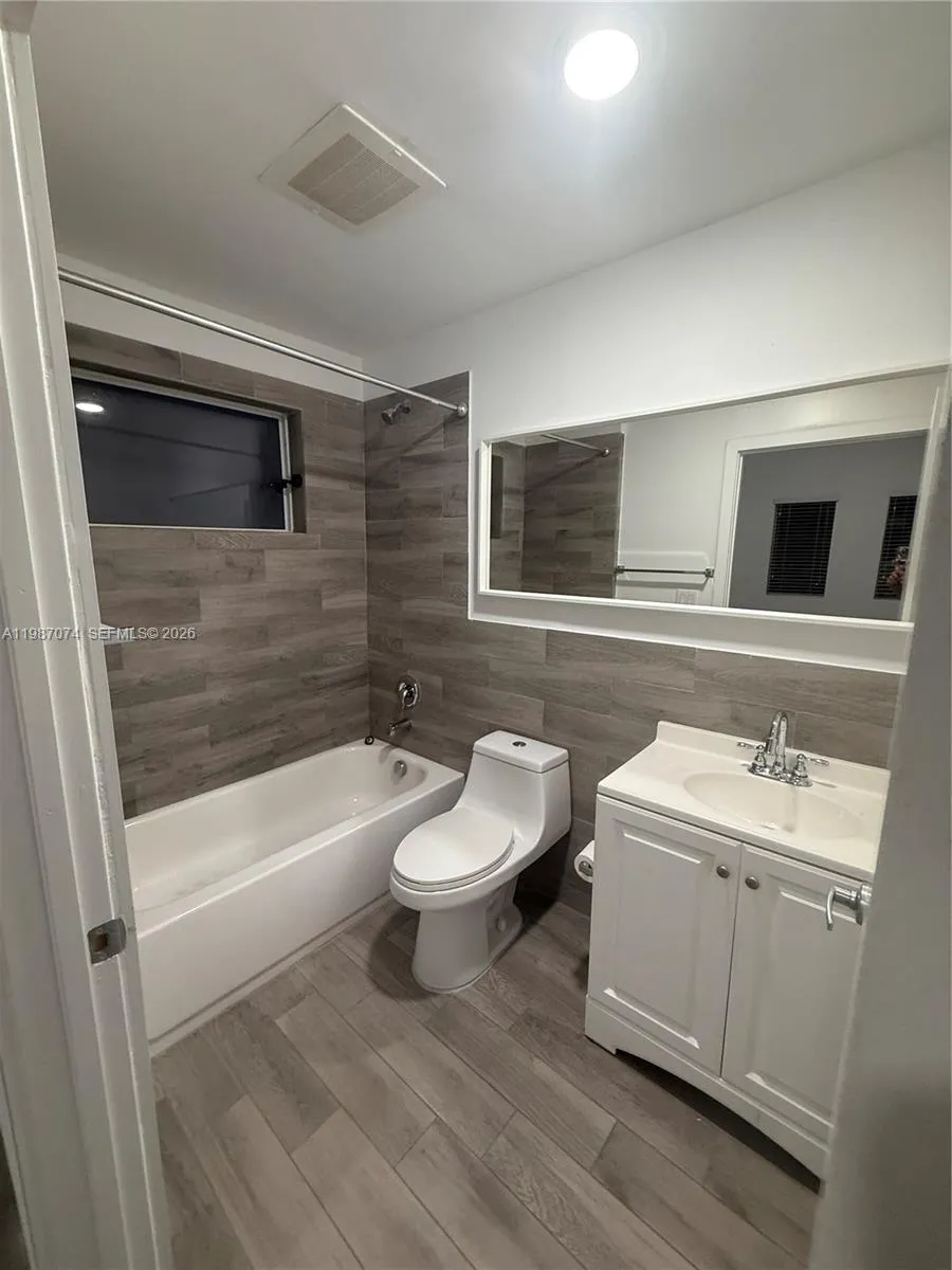 486 E 30th St 202, Hialeah, Florida 33013, Hialeah, Florida 33013, 2 Bedrooms Bedrooms, ,2 BathroomsBathrooms,Residential Lease,For Rent,486 E 30th St 202, Hialeah, Florida 33013,A11987074