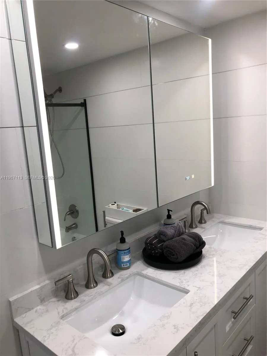 1000 West Ave 1110, Miami Beach, Florida 33139, Miami Beach, Florida 33139, 1 Bedroom Bedrooms, ,1 BathroomBathrooms,Residential Lease,For Rent,1000 West Ave 1110, Miami Beach, Florida 33139,A11987113
