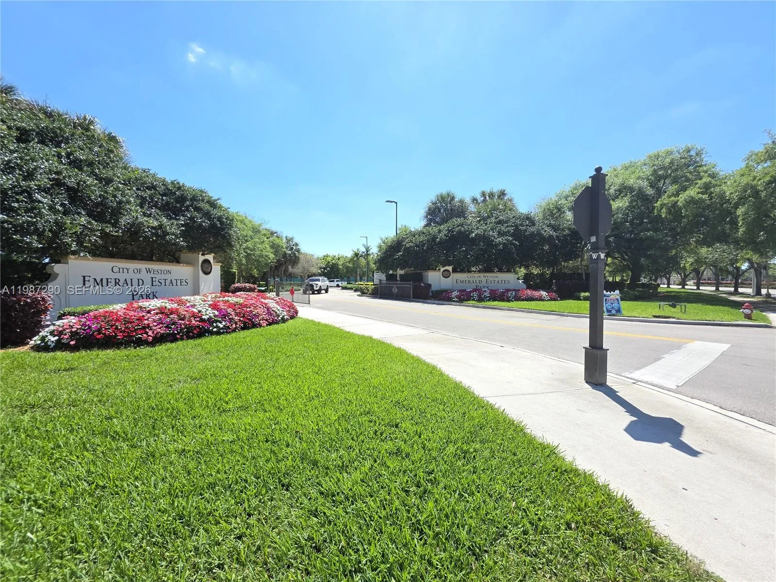 WALKING DISTANCE FROM EMERALD ESTATES PARK