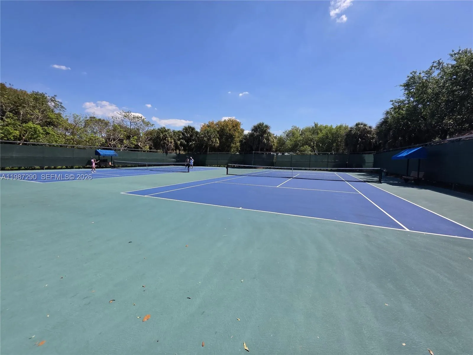 WALKING DISTANCE FROM EMERALD ESTATES PARK